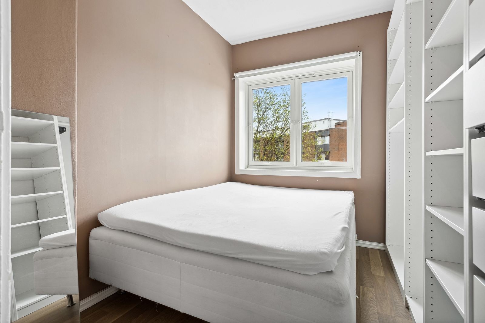 Soverom med seng og mye skapplass. Vender mot bakgården Galleribilde