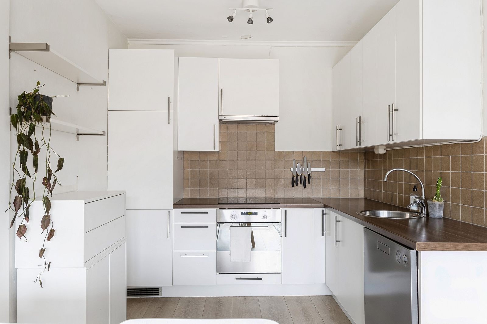 Pent lyst kjøkken med mye oppbevaringsplass Galleribilde