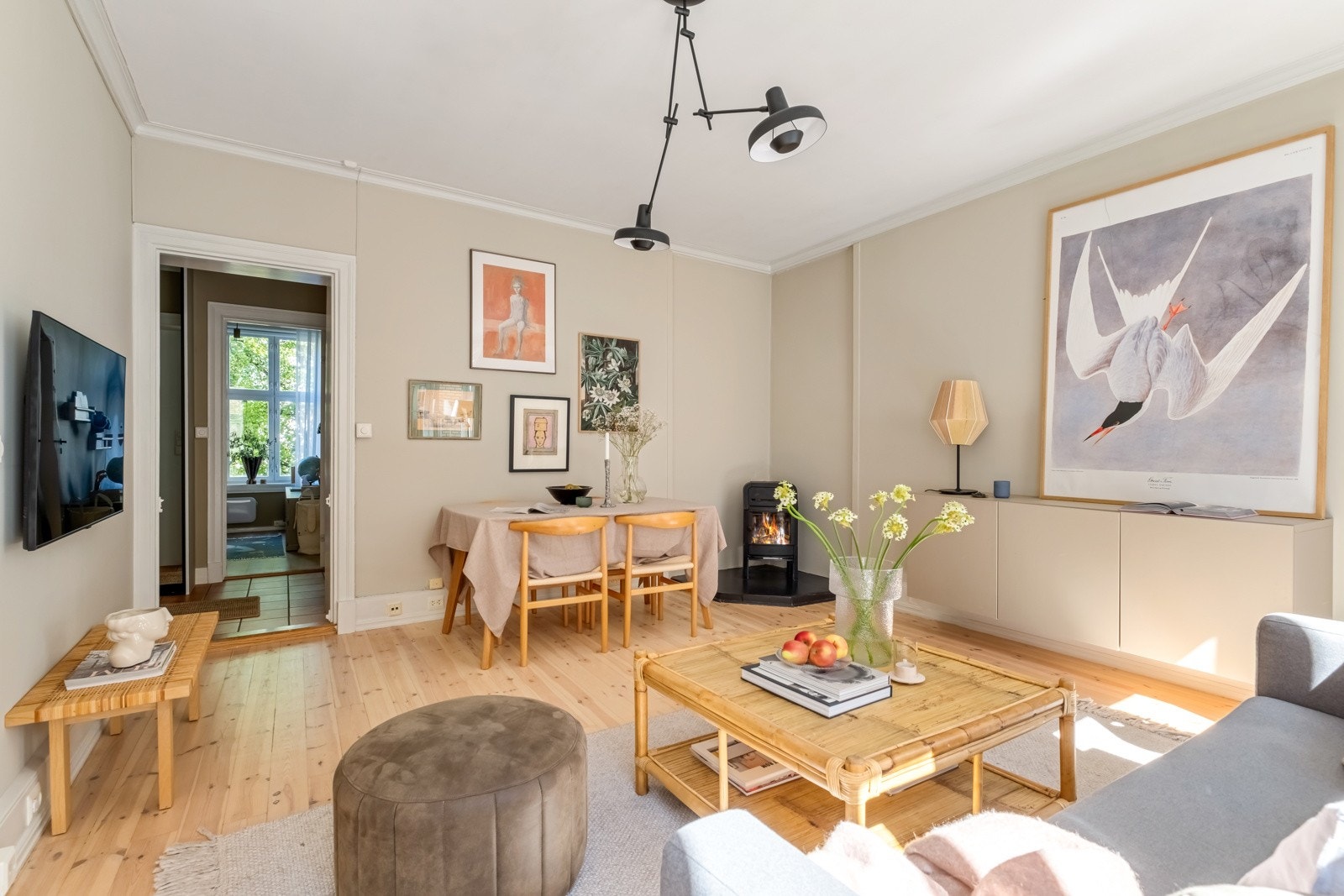 Leiligheten er holdt i lyse og lekre farger. Galleribilde