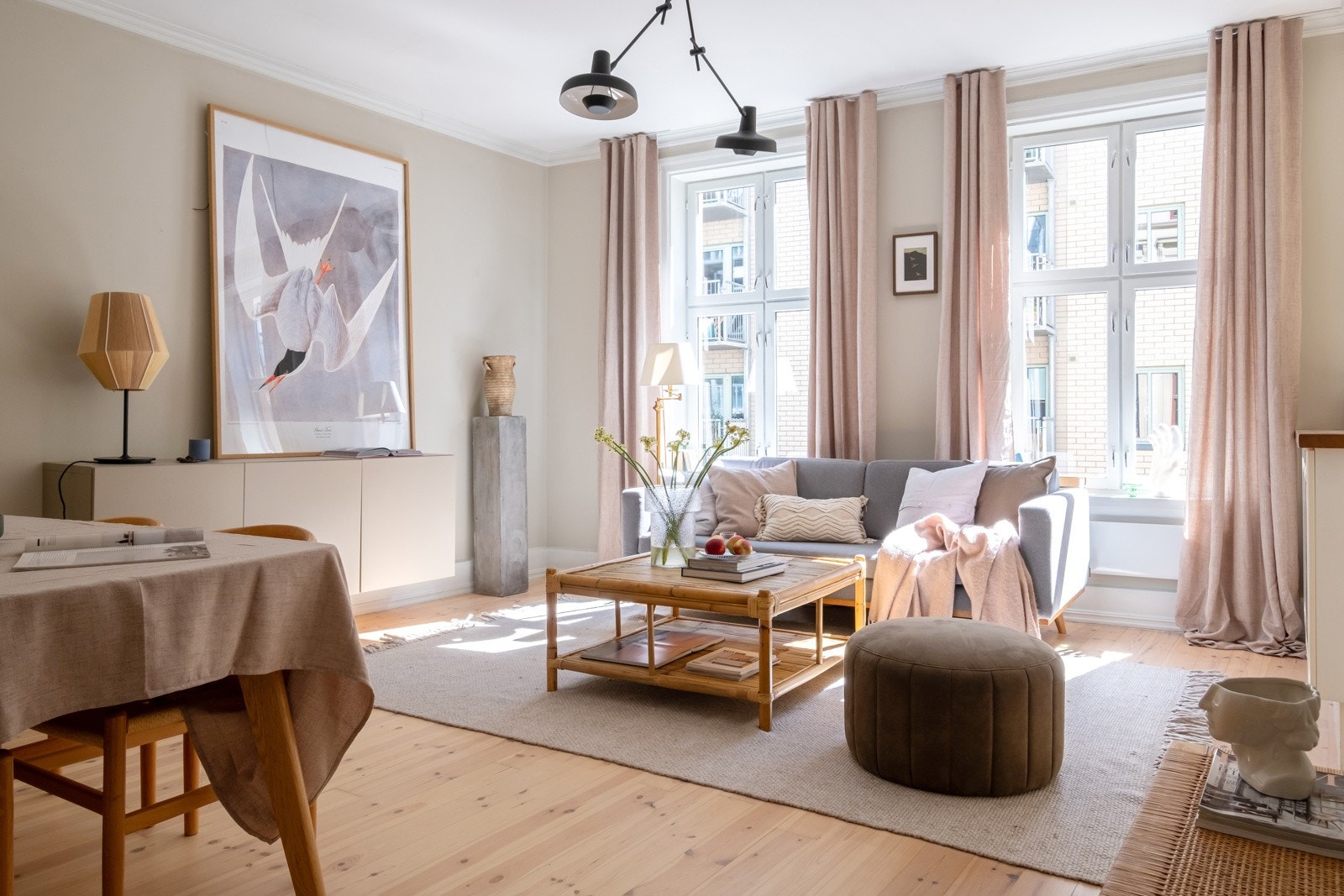 Stuen får rikelig med naturlig dagslys. Galleribilde