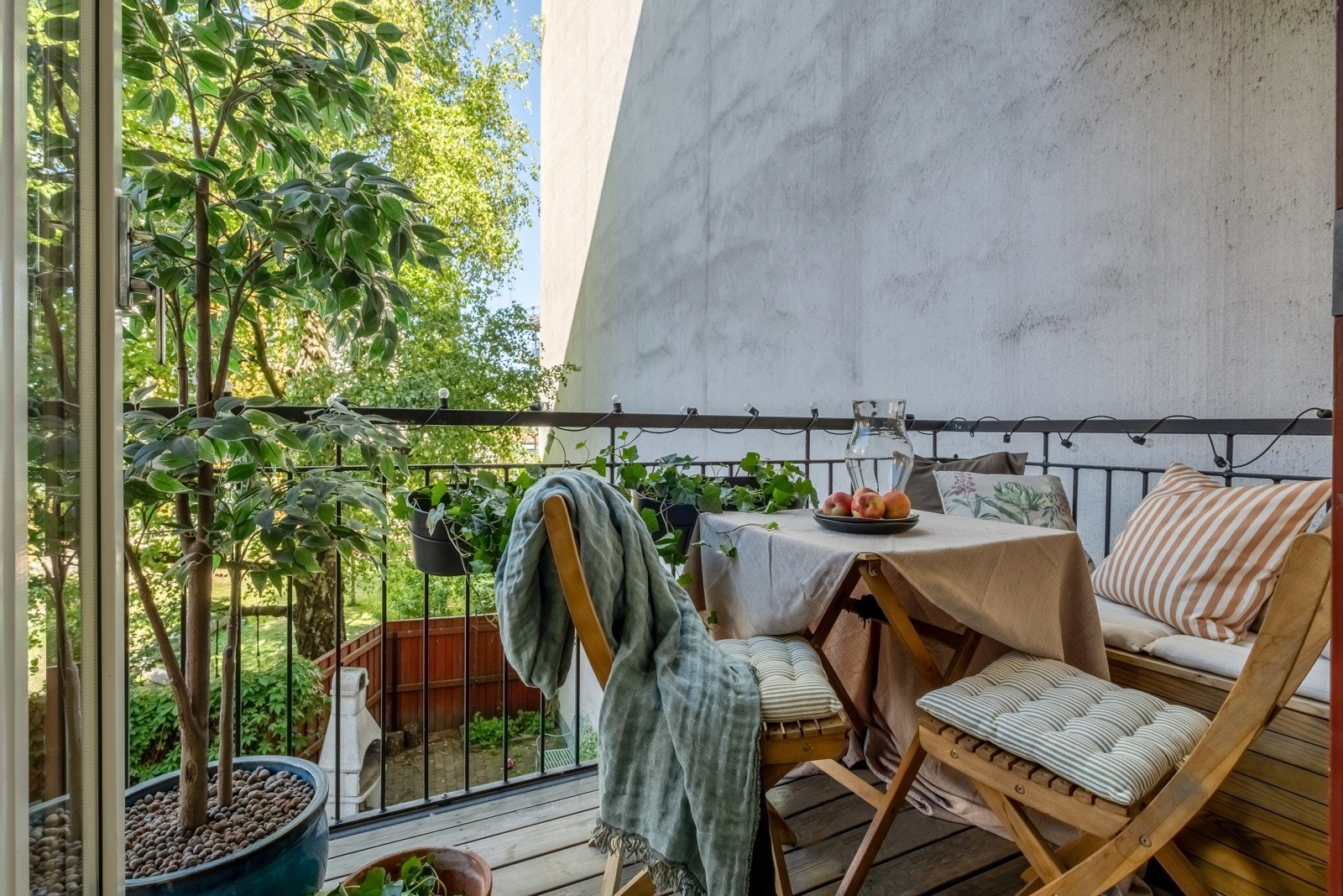 Den herlige balkongen legger til rette for et godt "uteliv". Galleribilde