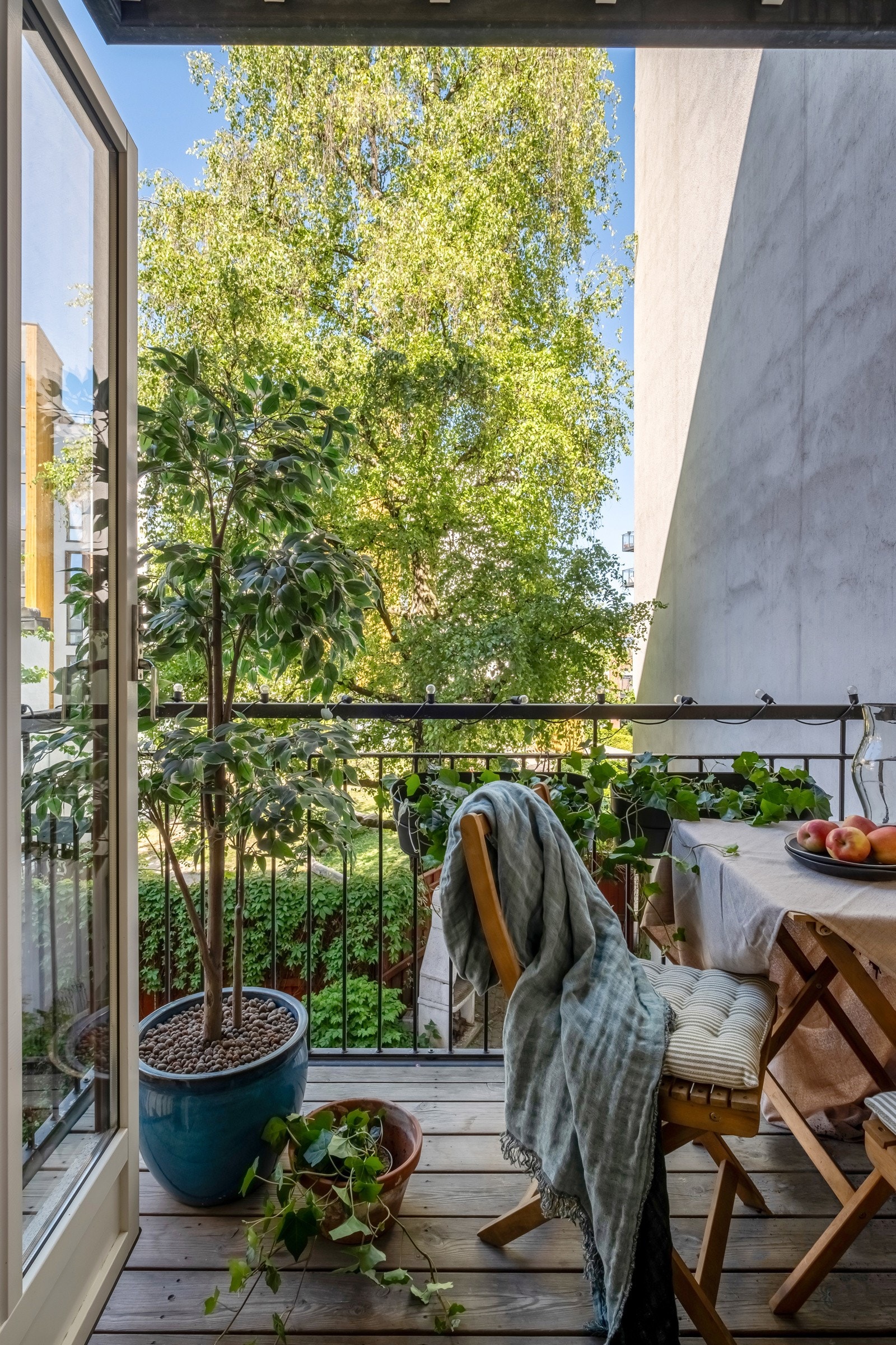 Balkongen fungerer fint som et ekstra rom i den varme årstiden. Galleribilde