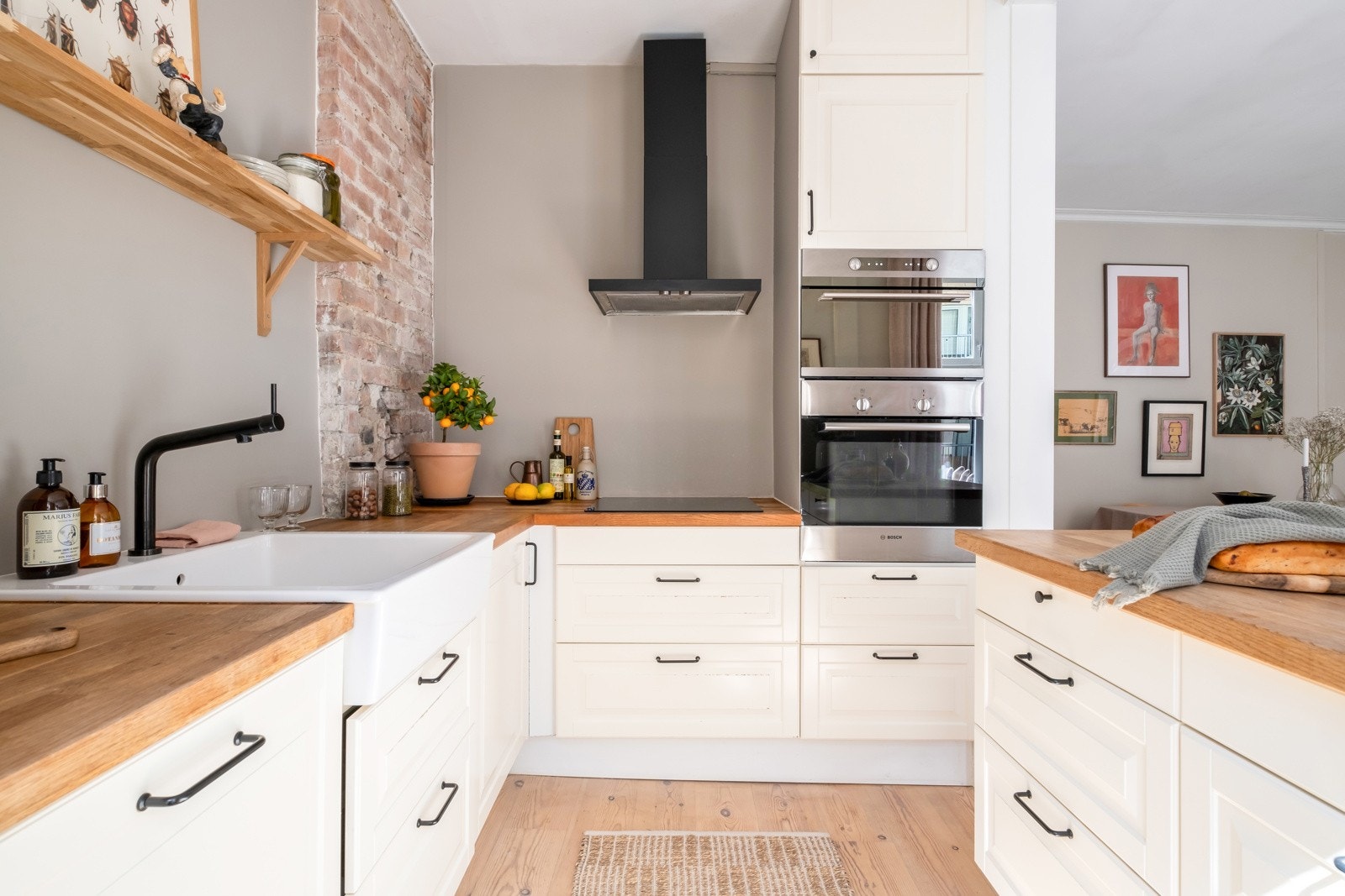 Integrert ovn i høyskap gir god arbeidsstilling. Galleribilde