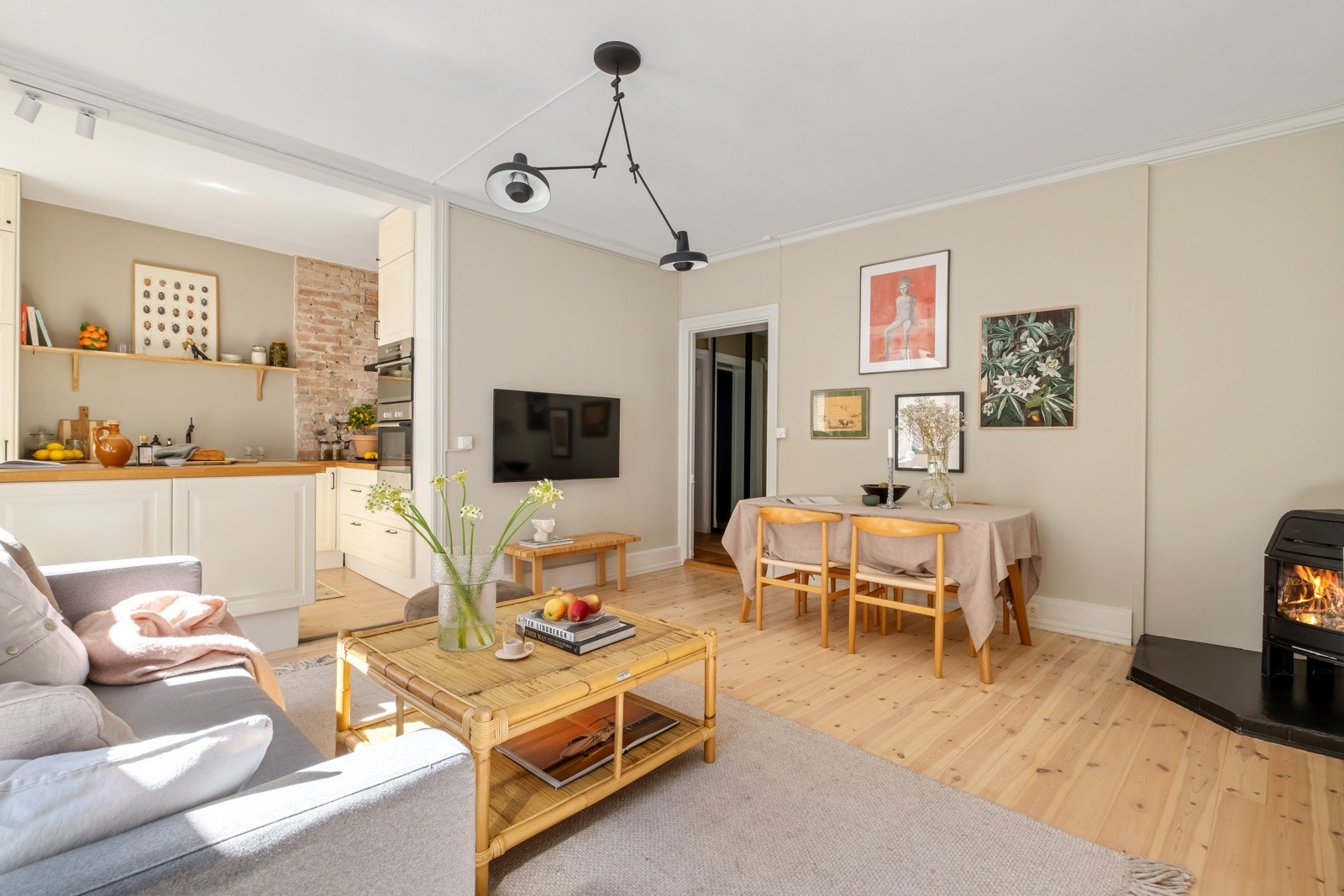 Takhøyden i stuen er målt til generøse 2,71 meter. Galleribilde