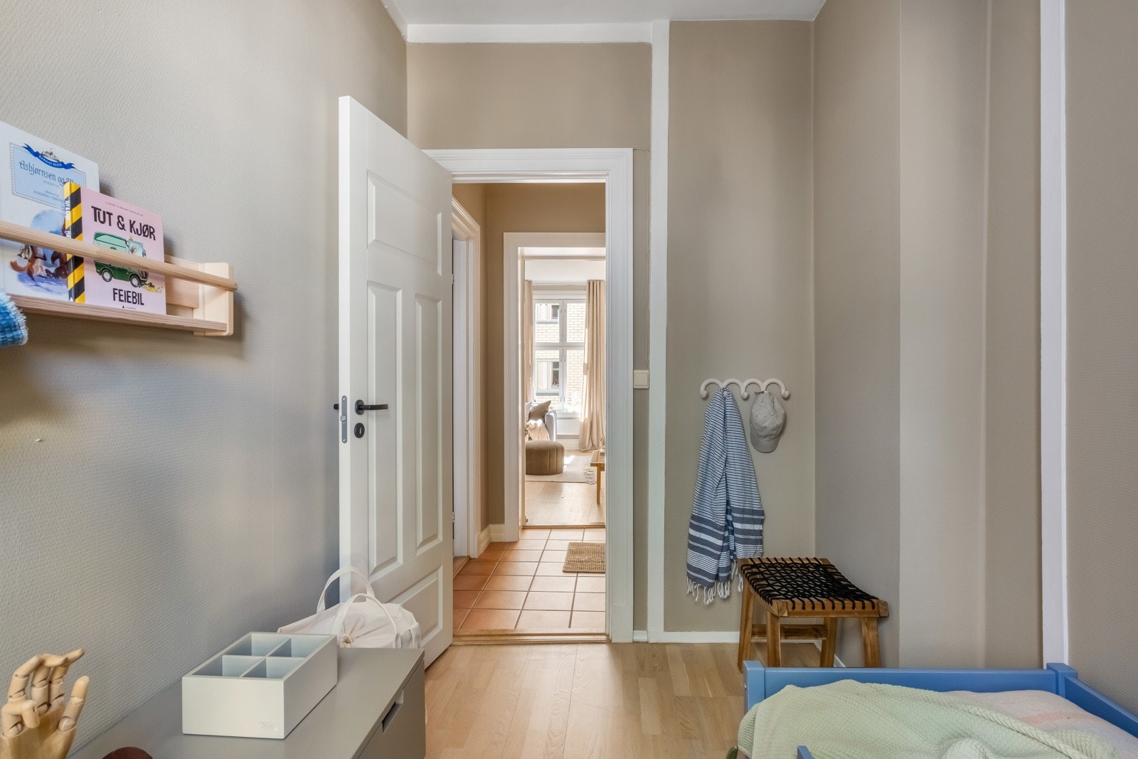 Det er gode lyslinjer også i entréen. Galleribilde