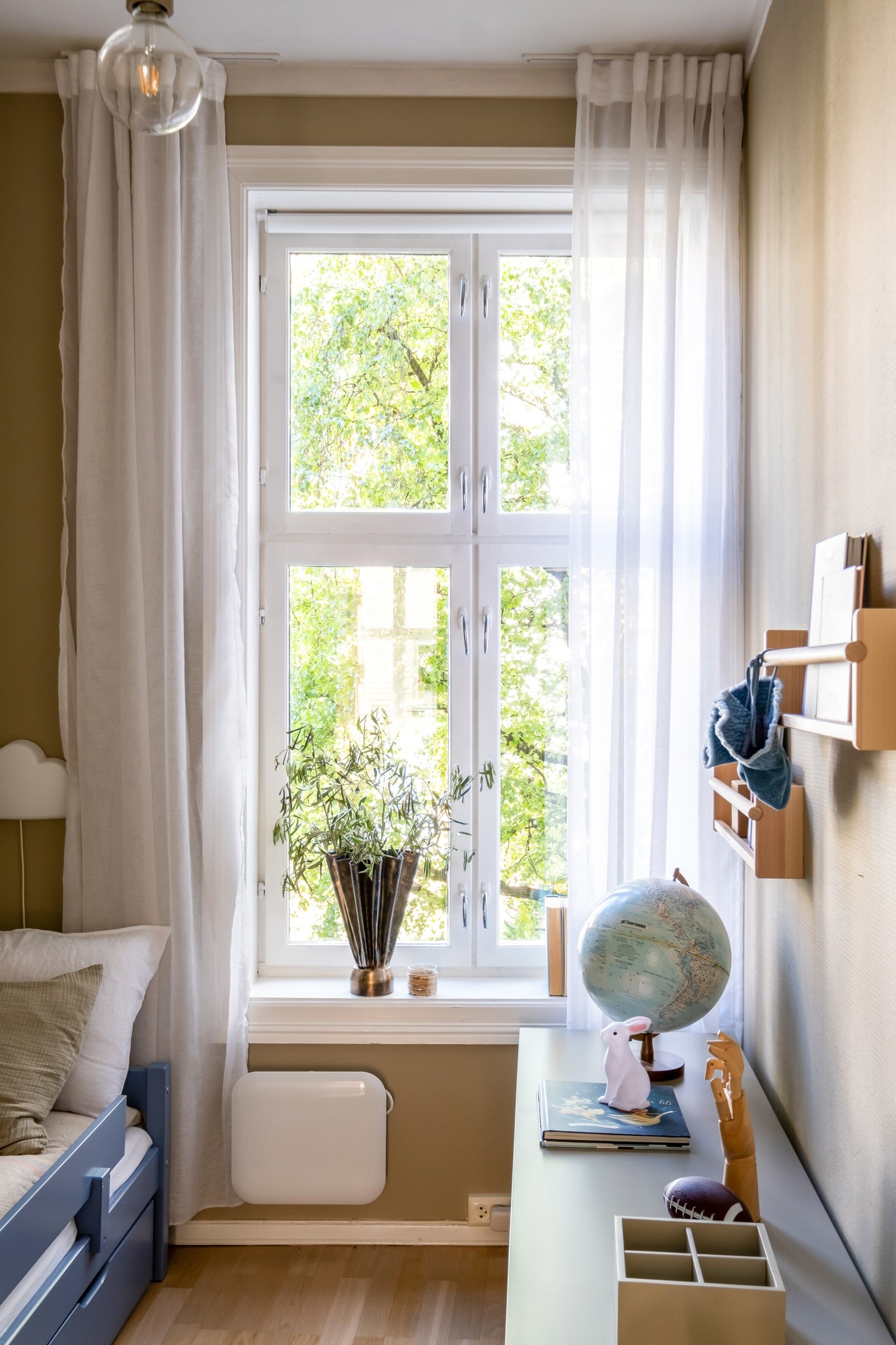 Begge soverommene har gode vindusflater. Galleribilde