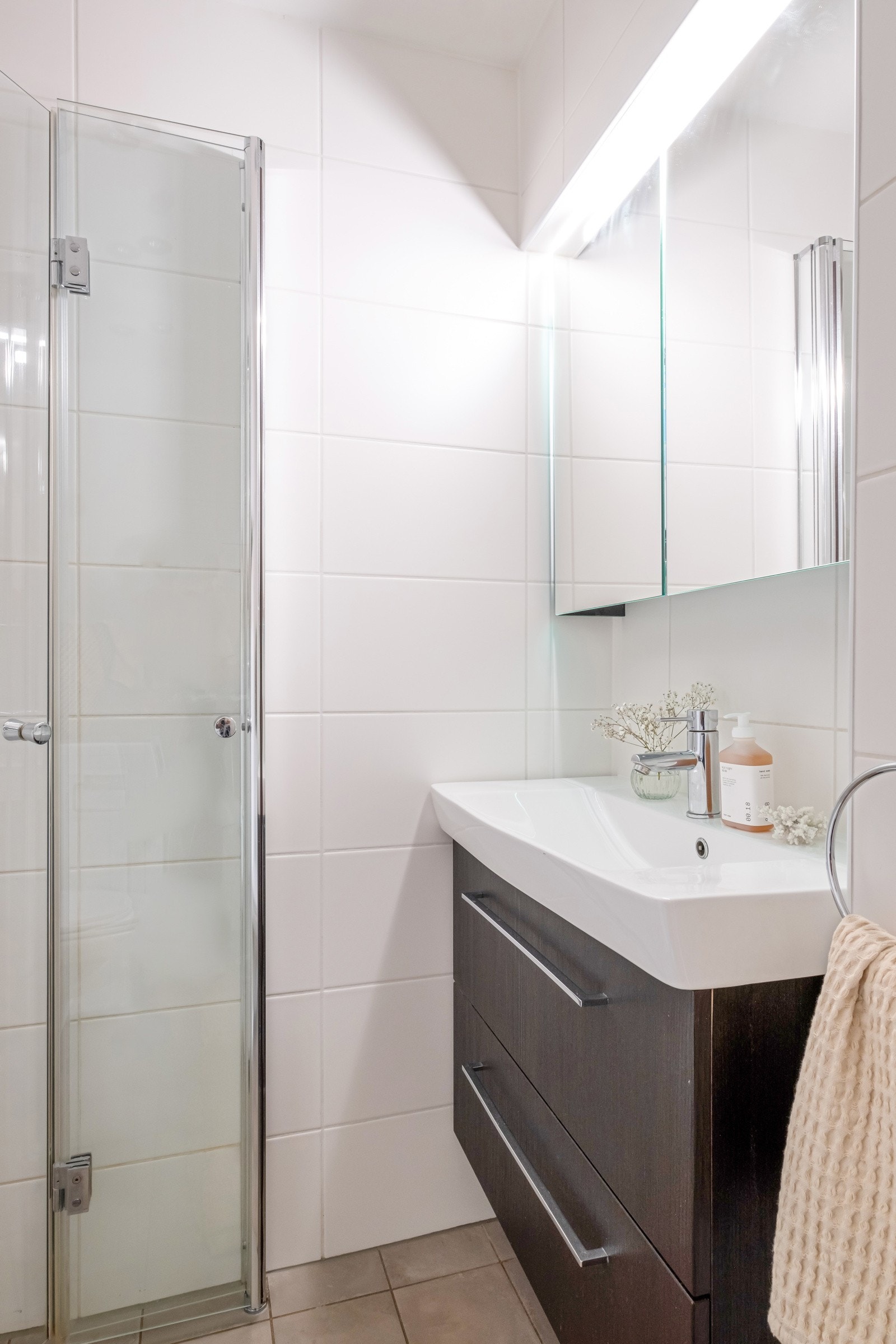 Badet er innredet med dusjløsning. Det er varmekabel i gulvet. Galleribilde