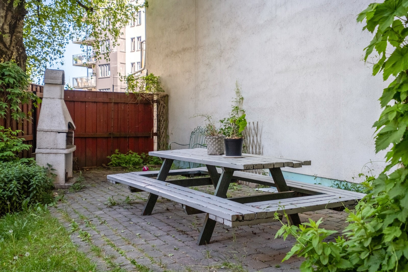 Gårdsrommet er en rolig oase om sommeren. Galleribilde