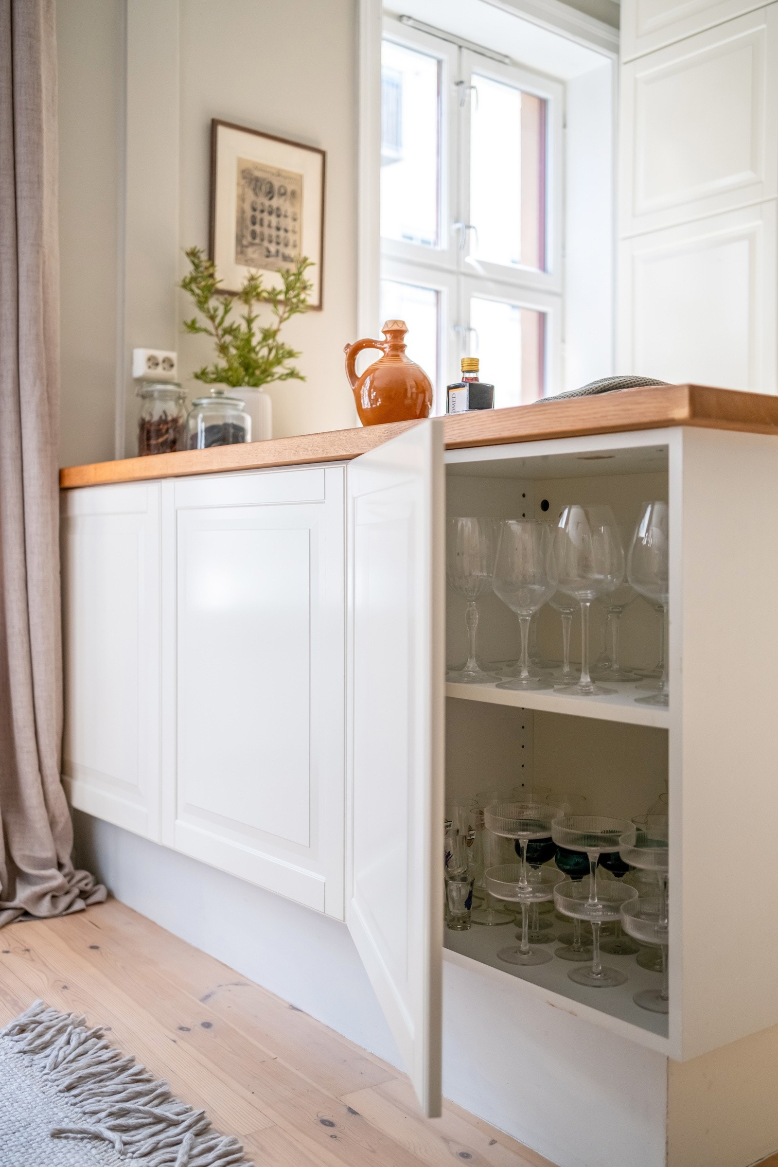 Kjøkkenet har god oppbevarinsplass. Galleribilde