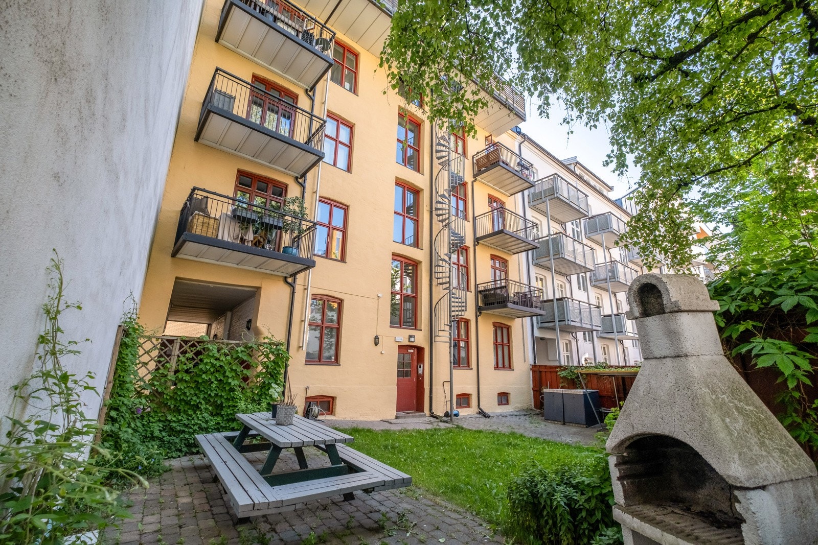 Gårdsrommet har sittegrupper hvor man kan ha hyggelig samvær med venner og gode naboer. Galleribilde