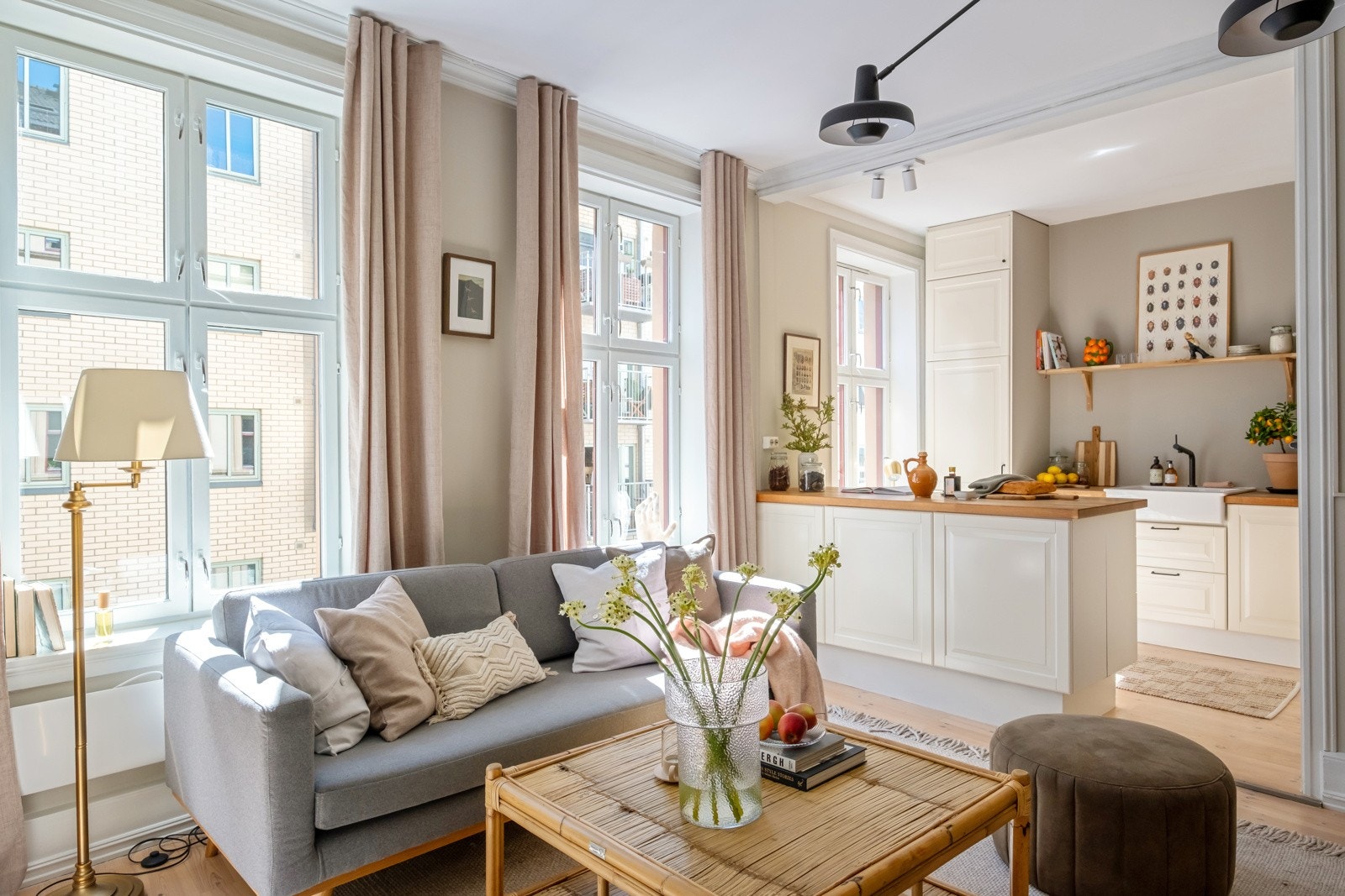 Stuen og kjøkkenet er naturlig delt med en smart kjøkkenøy. Galleribilde