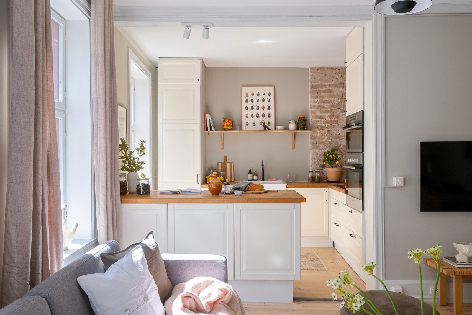 Kjøkkenet har god arbeidsplass og mye oppbevaring. Galleribilde