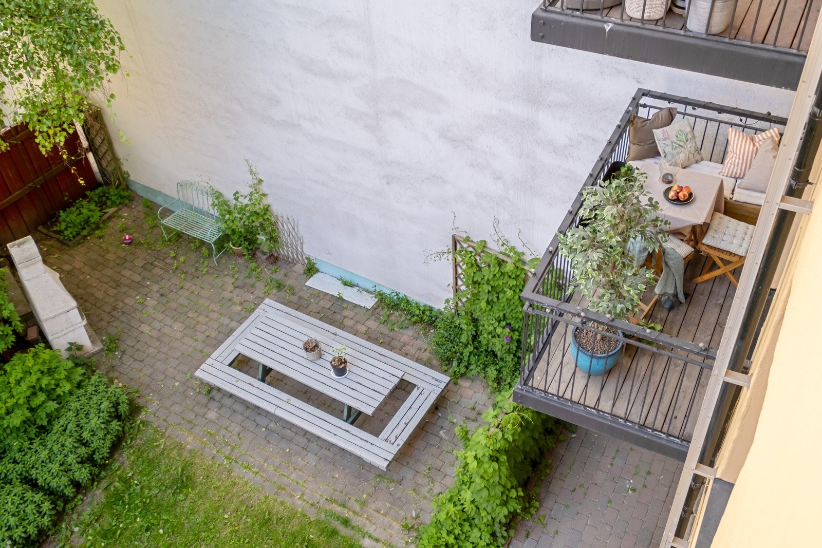 Balkongen vender mot den hyggelige bakgården. Galleribilde