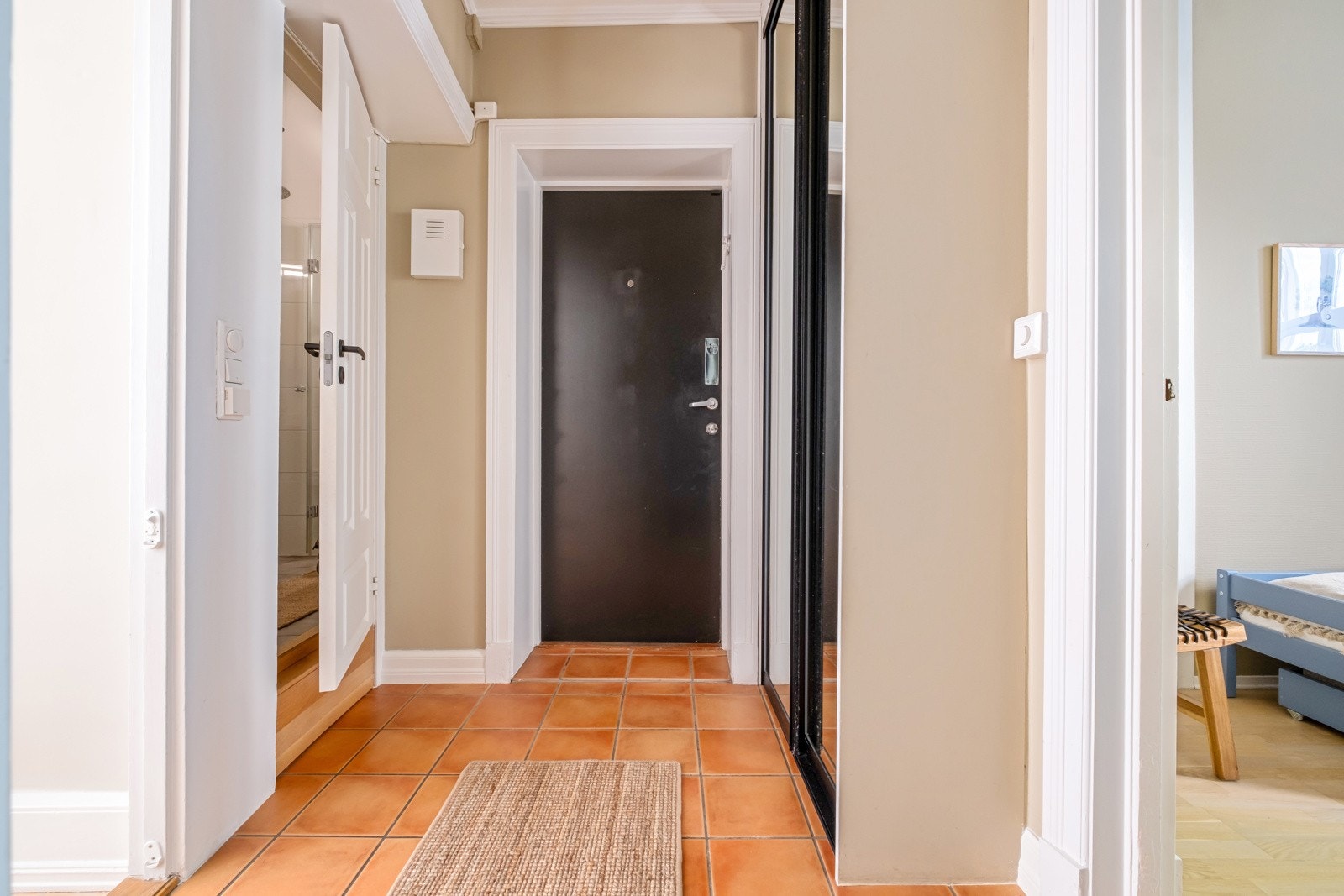 I 2020 ble det montert garderobeskap i entréen. Galleribilde