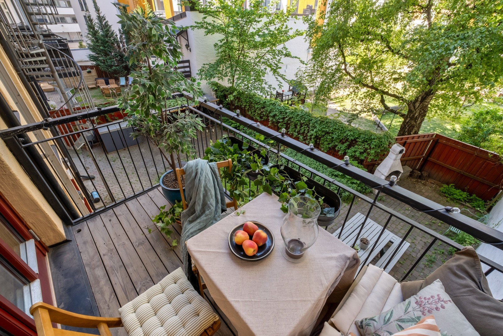 Balkongen vender mot rolige grøntområder. Galleribilde