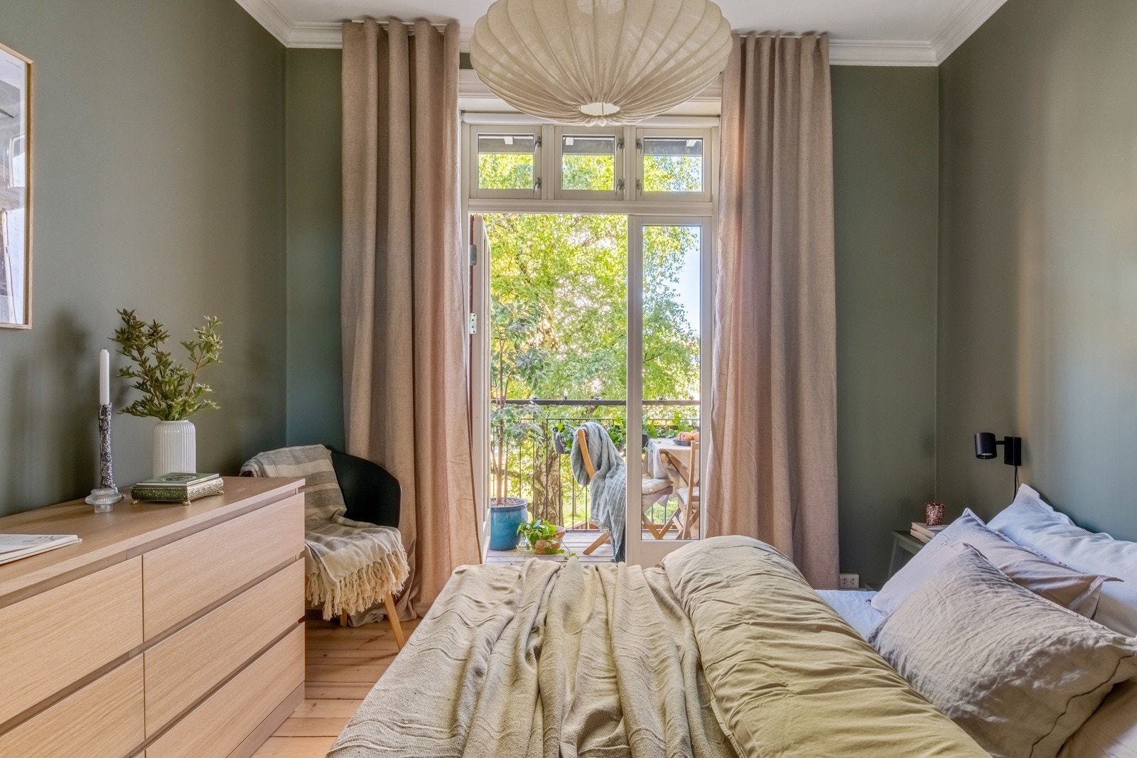 Fra hovedsoverommet er det utgang til balkongen. Galleribilde