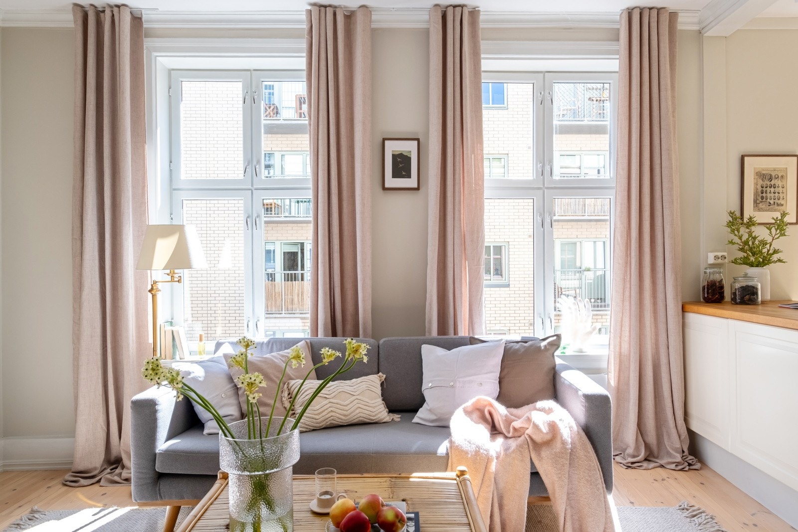 Boligen har høye vinduer som gir meget godt lys. Galleribilde