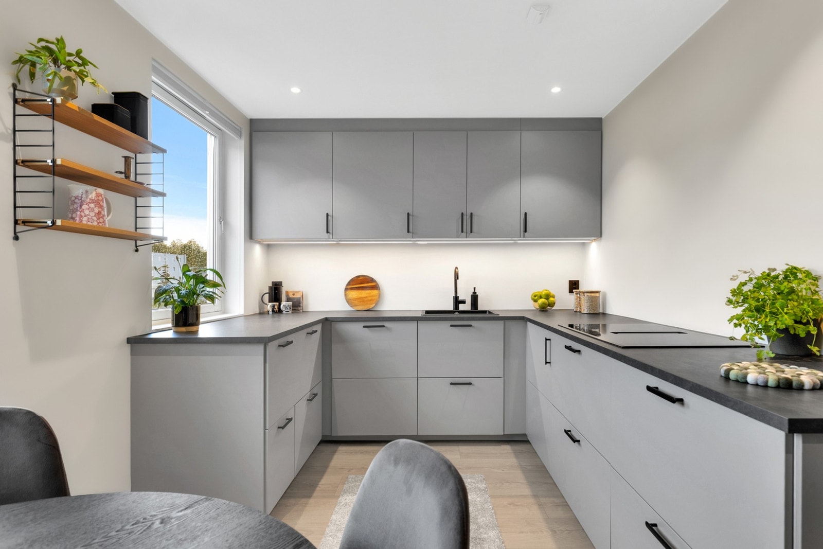 Rålekkert kjøkken fra 2024 med integrerte hvitevarer. Galleribilde