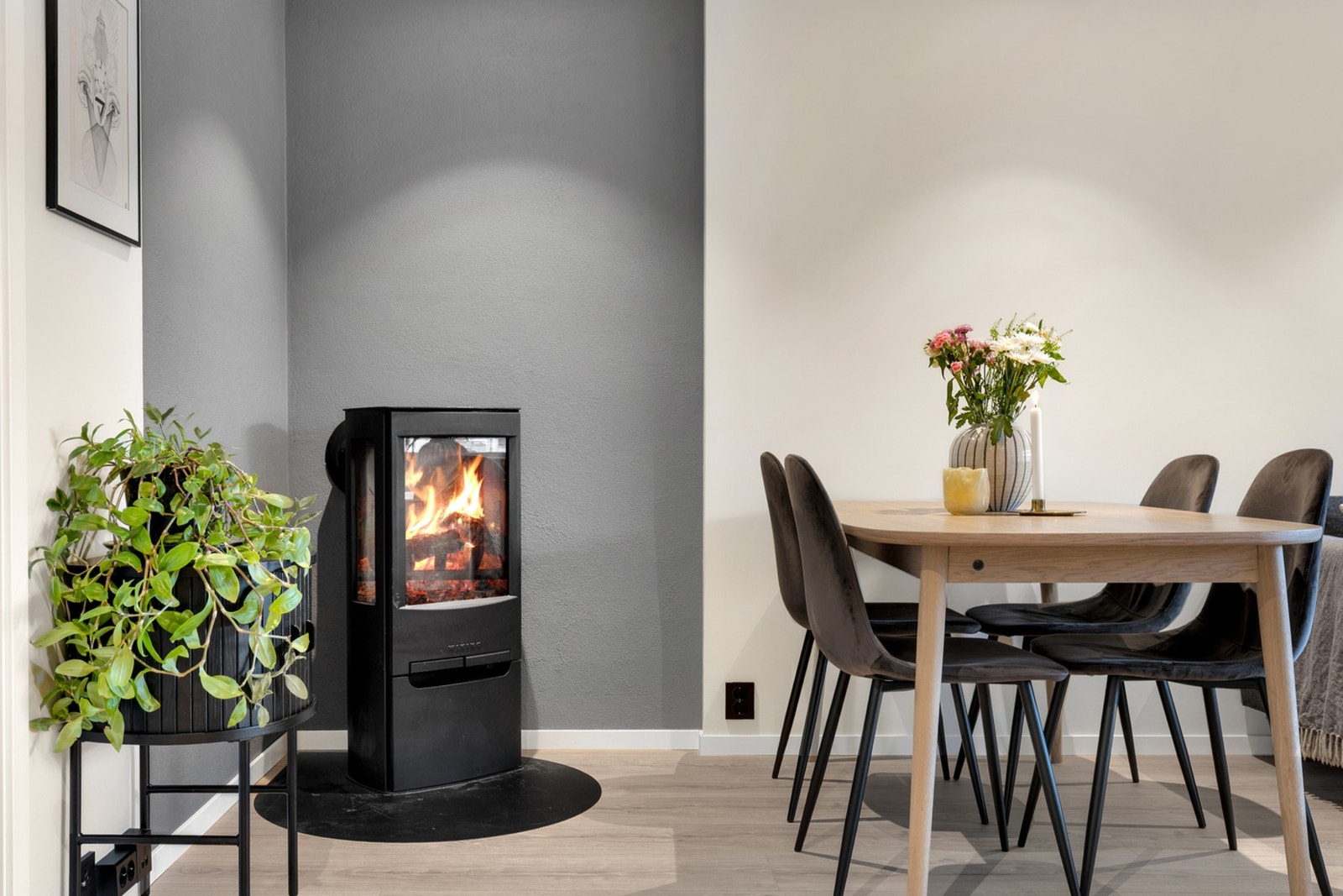 Av oppvarming i leiligheten er det vedovn, panelovner og gulvvarme på bad. Galleribilde