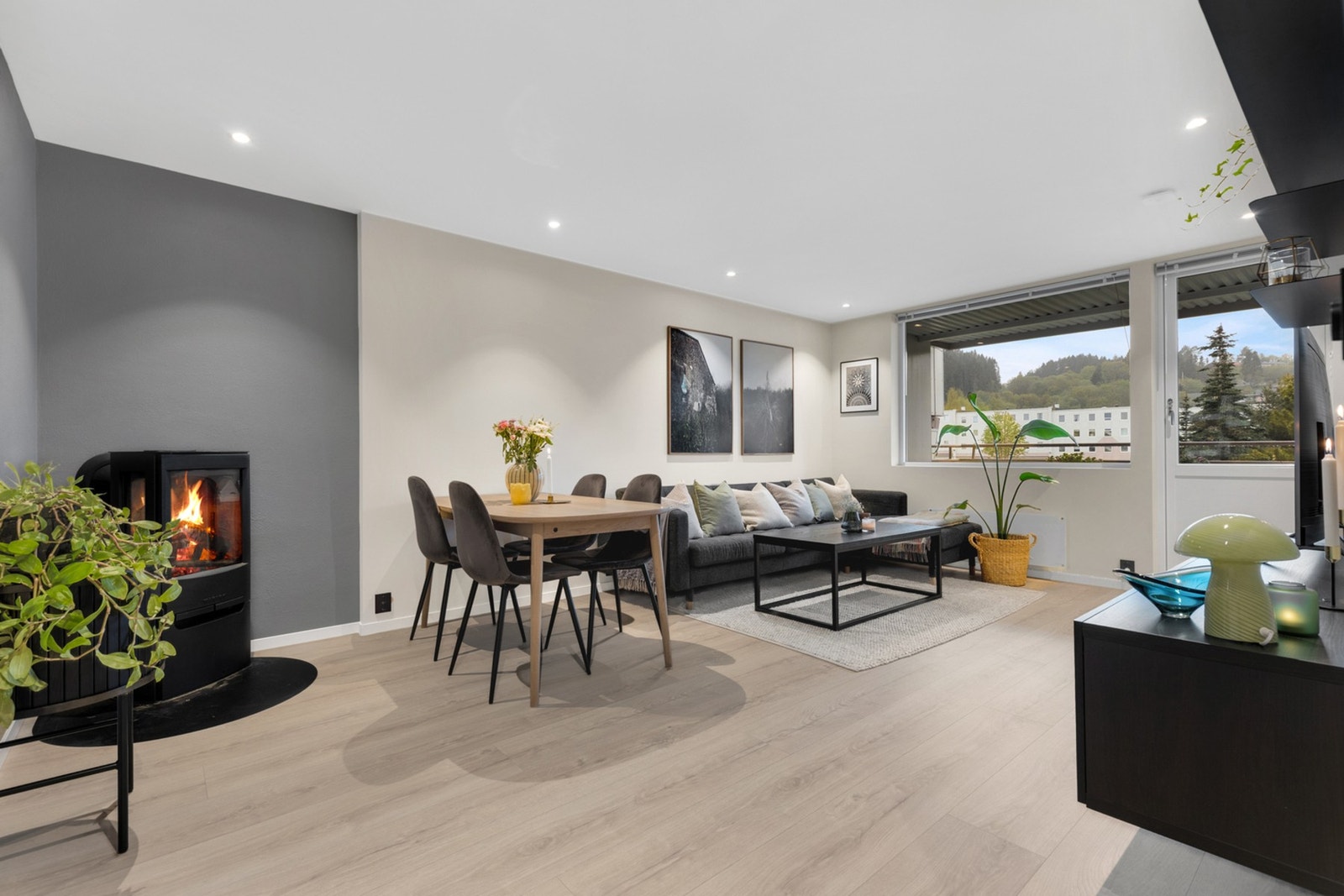 Stuen er på 20,6 m² og har god plass til både sofaseksjon og spisebordsone. Galleribilde