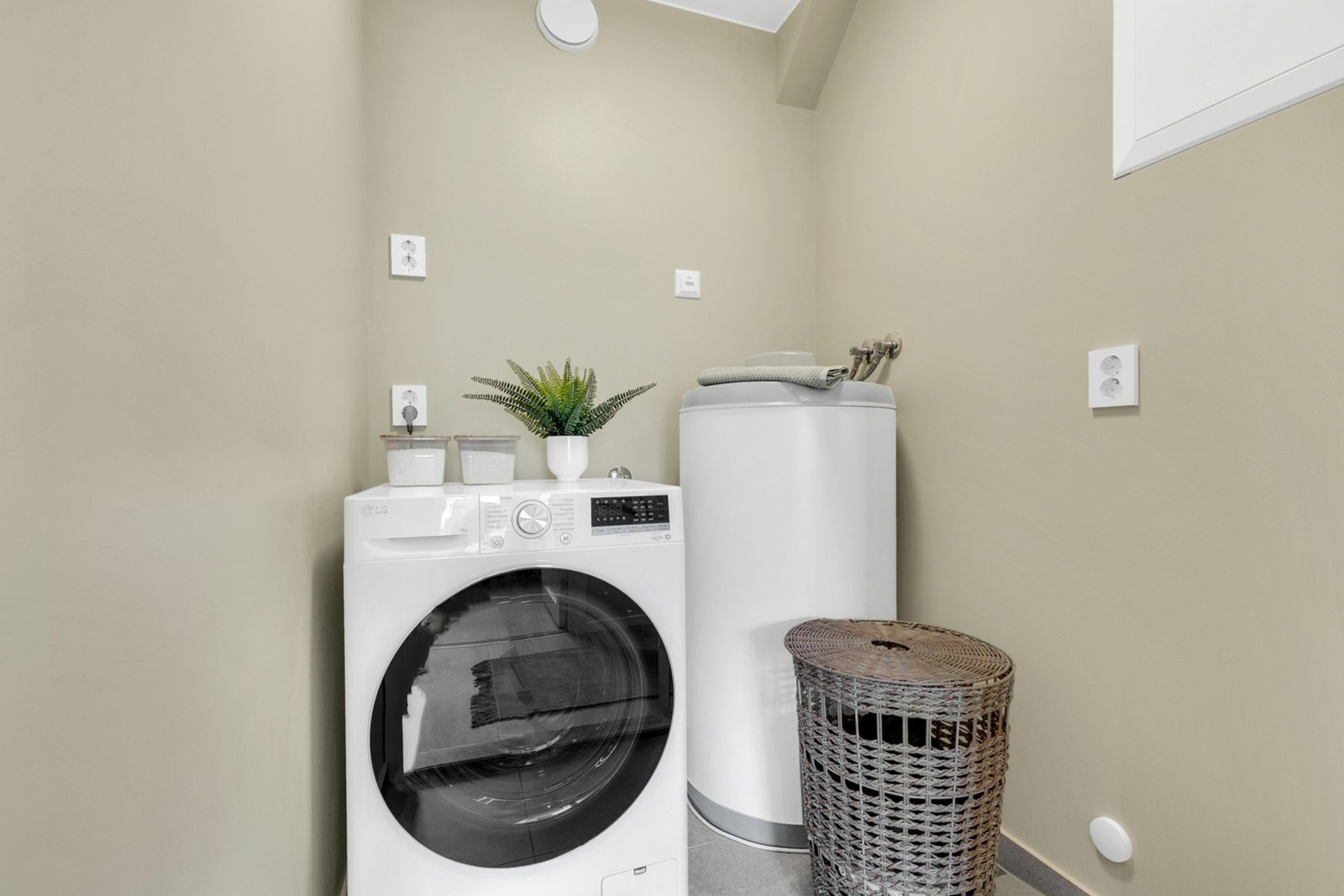 Separat vaskerom på 2,1 m². I tillegg til opplegg for vaskemaskin og stikkontakt til tørketrommel er det varmtvannsbereder og rørfordelerskap i rommet. Galleribilde