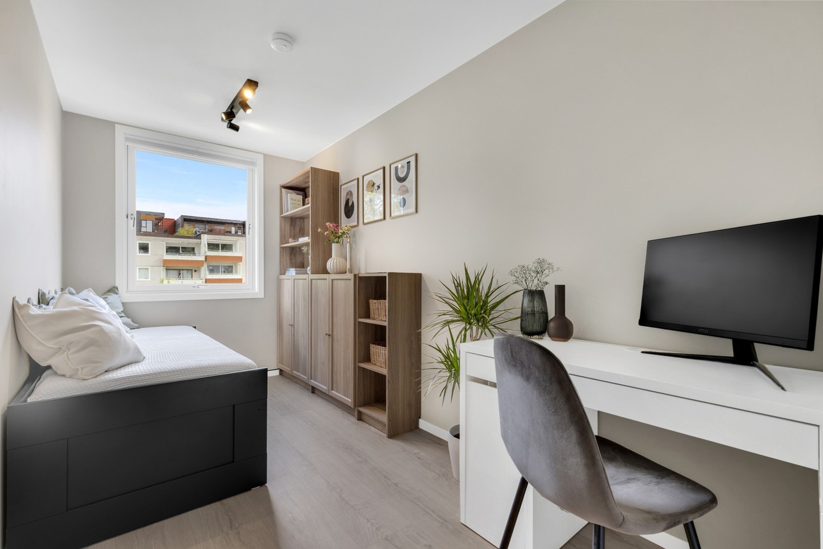 Soverom 2 og 3 er på hhv. 7,6 m² og 7,2 m² og fungerer utmerket som barnerom, gjesterom eller kontor. Galleribilde