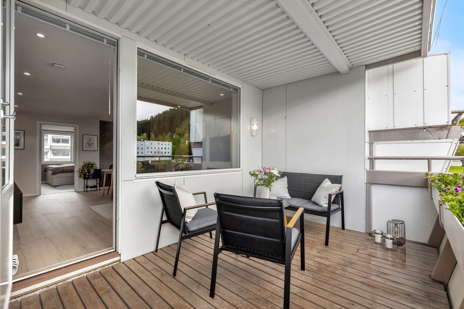 Her er det god plass for sittegrupper og grill. Galleribilde