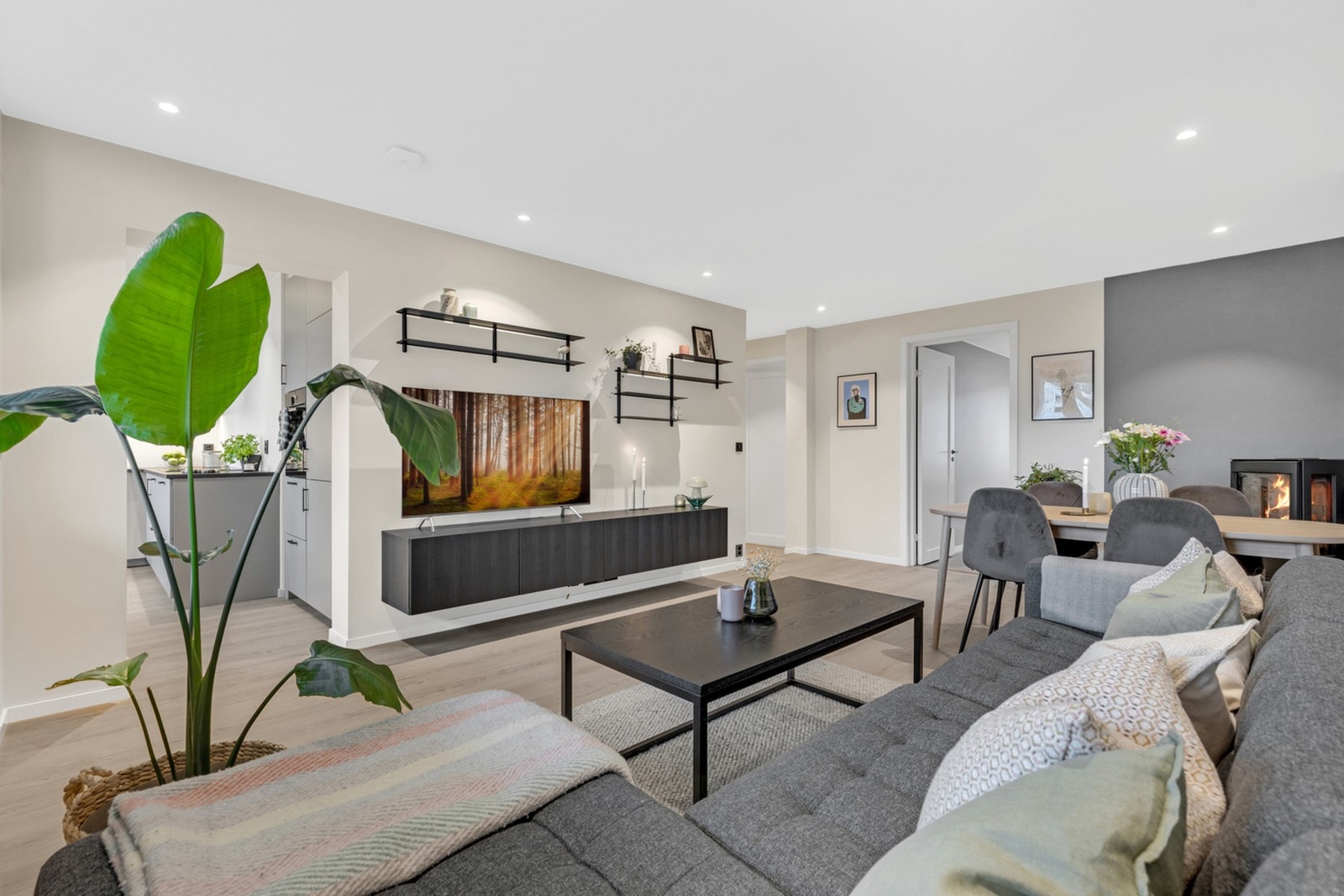 De store vindusflatene i stuen bidrar godt til naturlig innlys, og de dimbare downlightsene gjør lysreguleringen enkel på kveldstid. Galleribilde