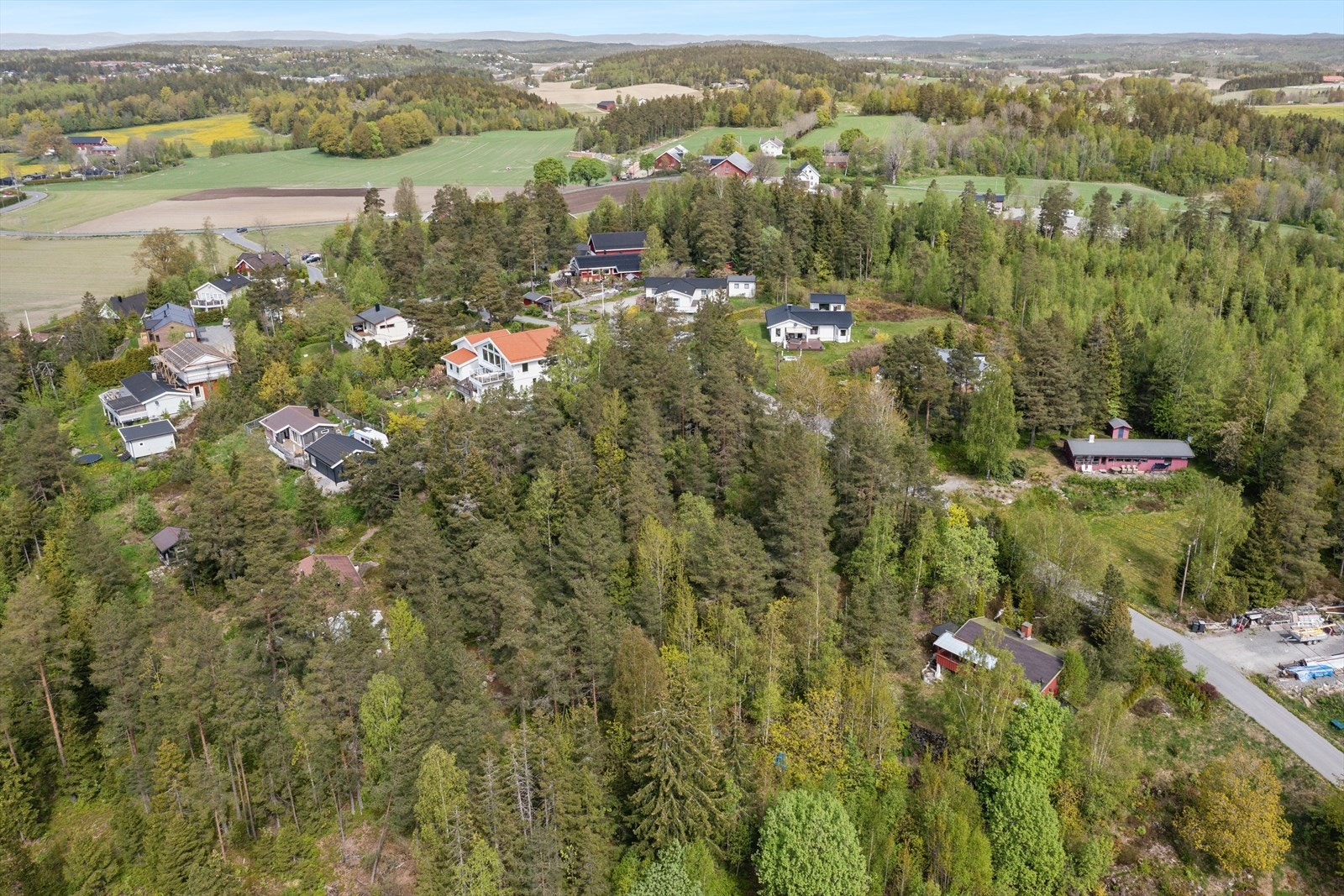 Usjenert beliggenhet med gode solforhold og skogen som nærmeste nabo. Galleribilde