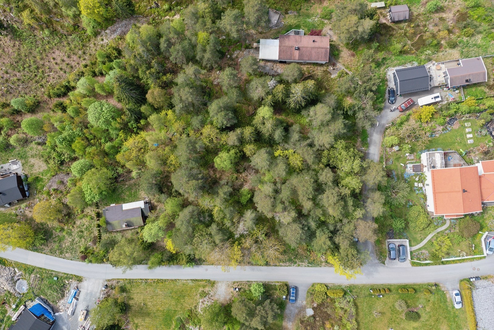 Eiendommen ligger i et rolig og etablert hytte- og boligområde på Haveråsen. Galleribilde