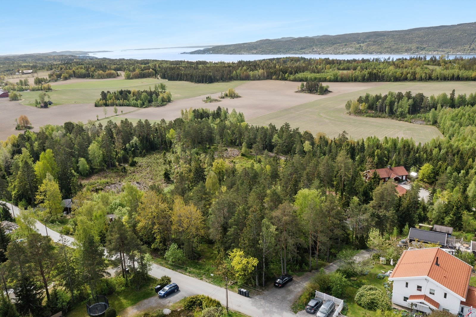 To ubebygde tomter på til sammen 1414,2 kvm.
Beregnet areal gnr 9 bnr 14 er 712.5 kvm.
Beregnet areal gnr 9 bnr 36 er 701.7 kvm. Galleribilde