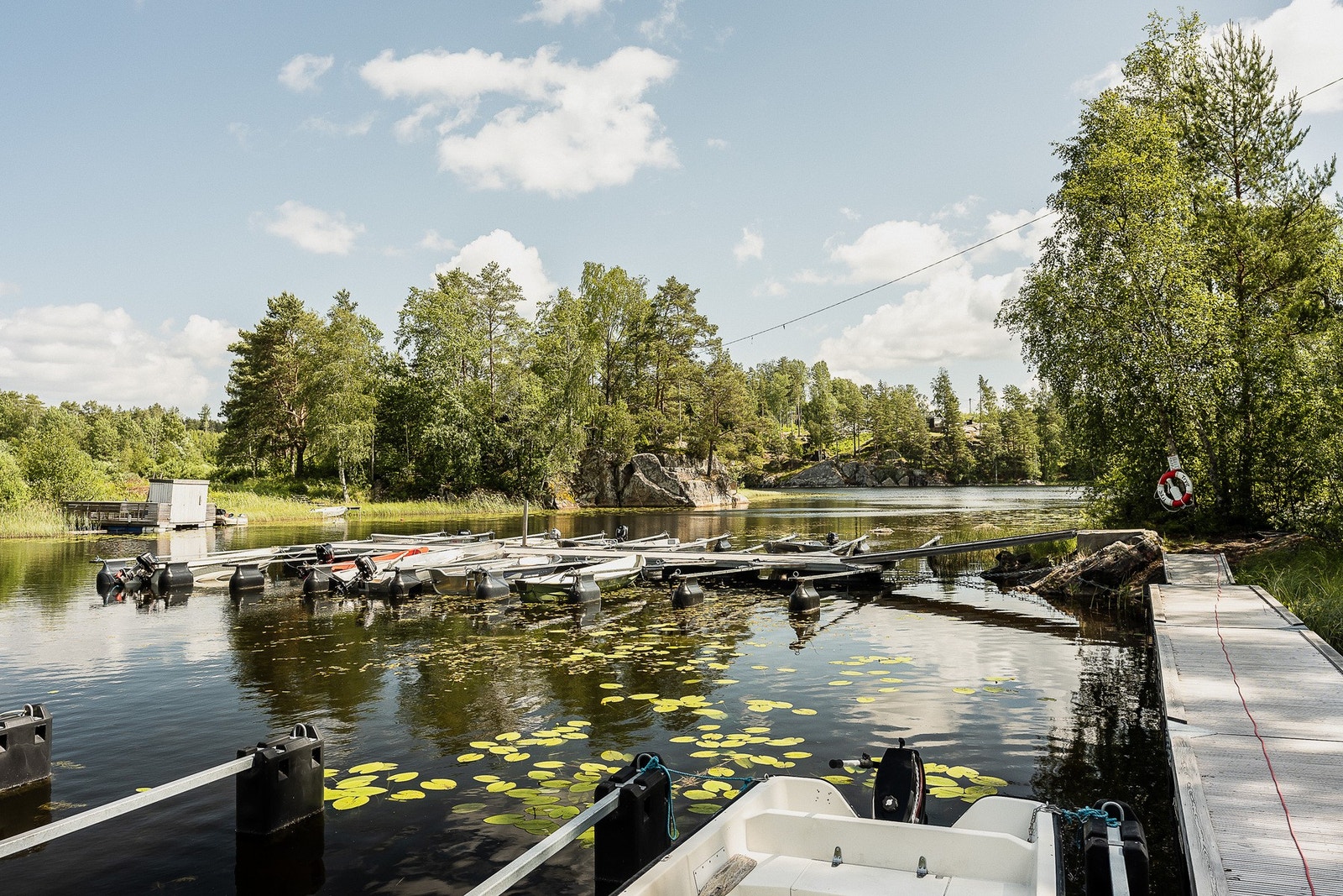 Det nedfølger båtplass som gir muligheter for fine sommerdager på sjøen. Galleribilde