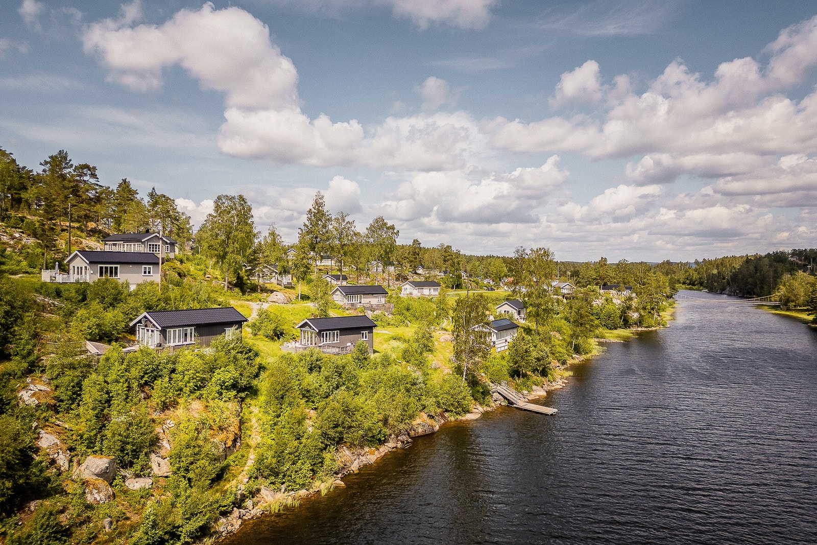 Tomten ligger østvendt og høy plassering gir gode solforhold fra morgen til ettermiddag. Galleribilde