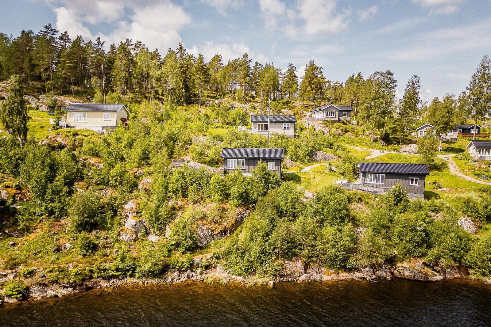 Naturskjønn og usjenert beliggenhet i første rekke mot innsjøen Lyseren. Galleribilde
