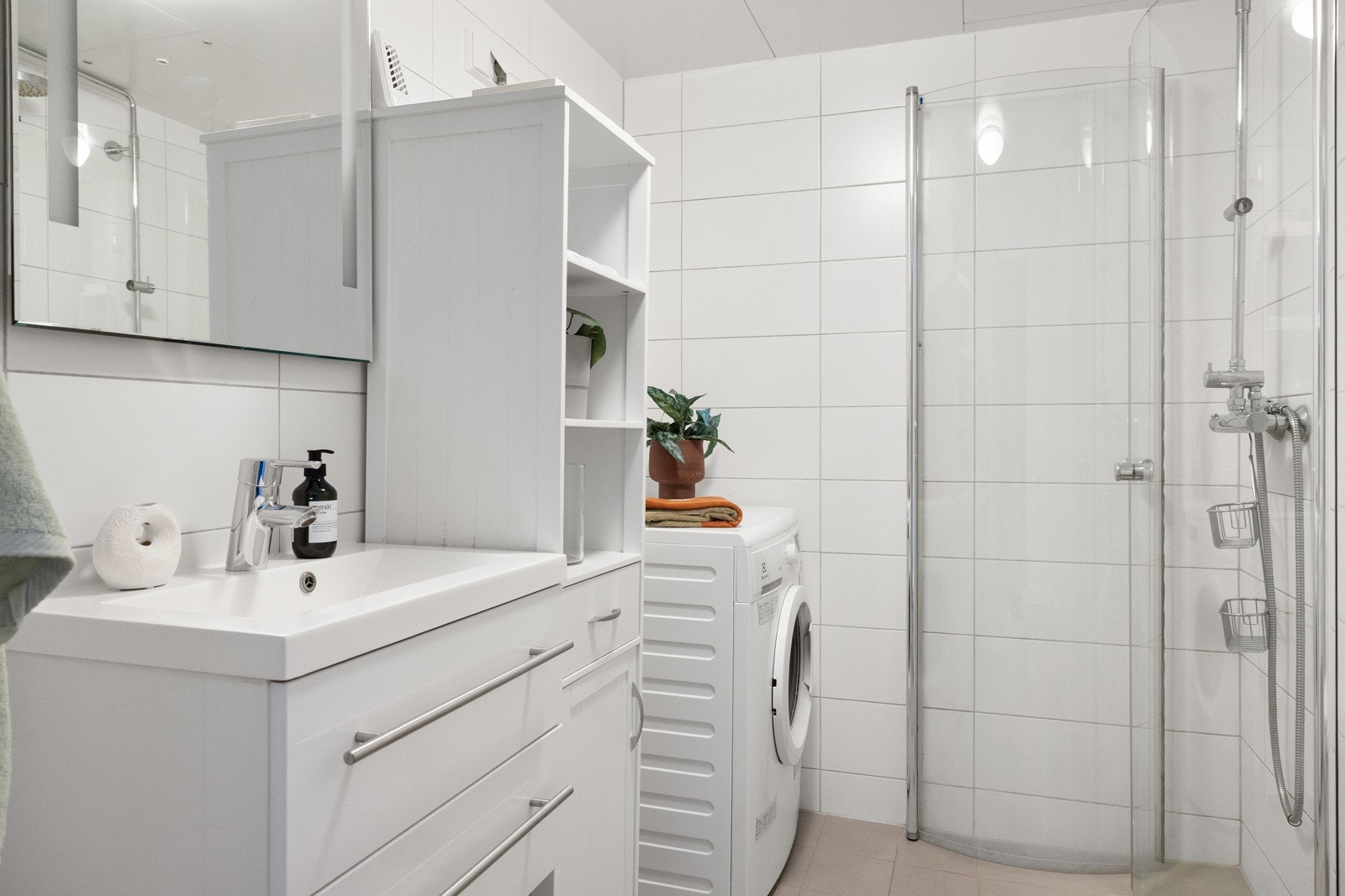 Baderomsinnredningen består på servantskap med glatte, høyglans fronter og heldekkende servant. Galleribilde