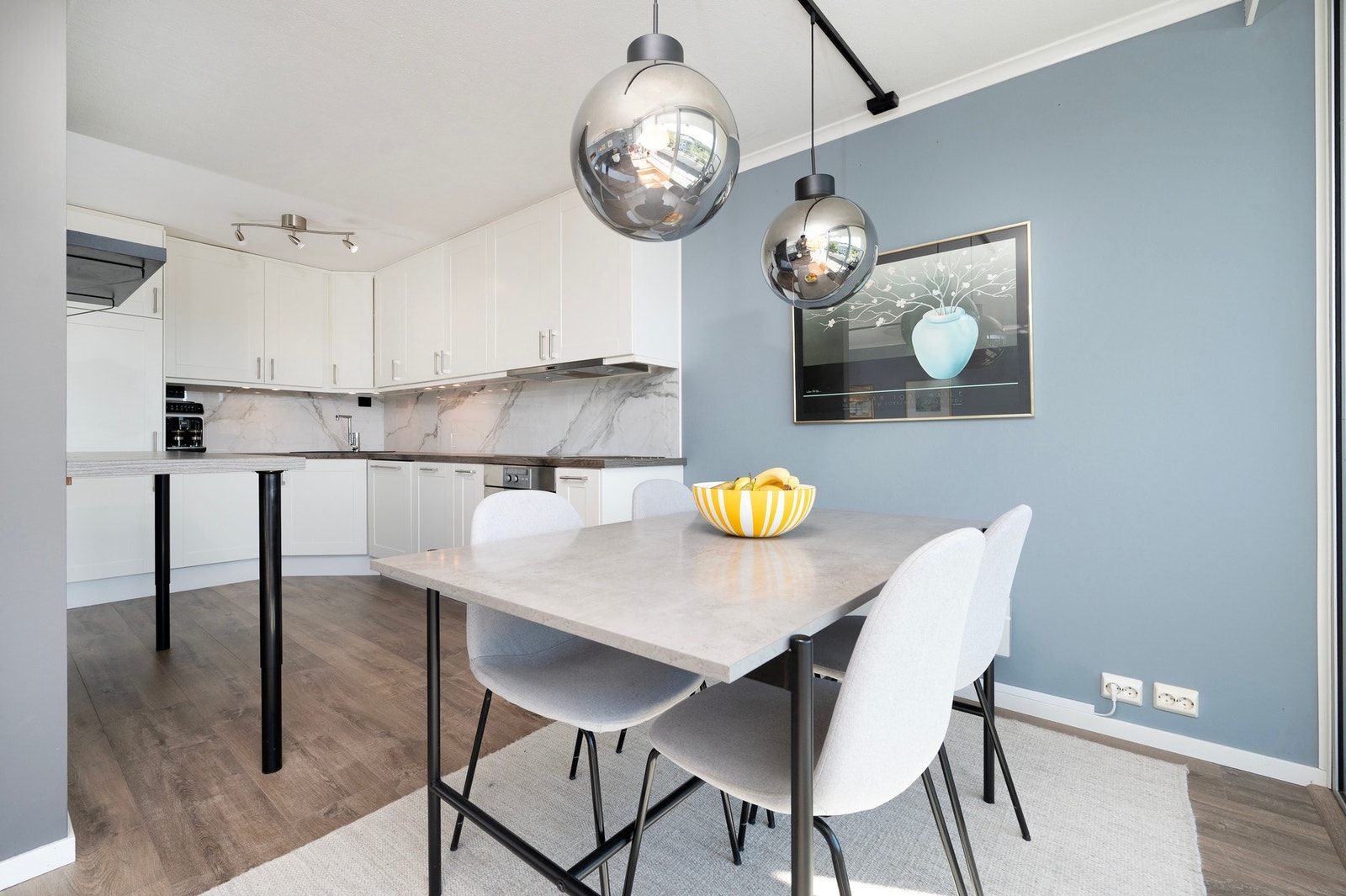 Moderne kjøkken med spiseplass. Galleribilde