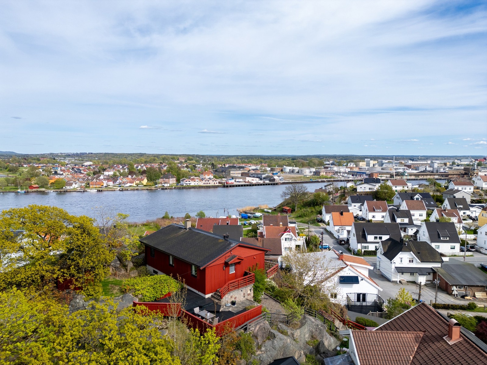 Eiendommen ligger sentralt på nordre Kråkerøy - et av Fredrikstads mest ettertraktede boligområder. Galleribilde