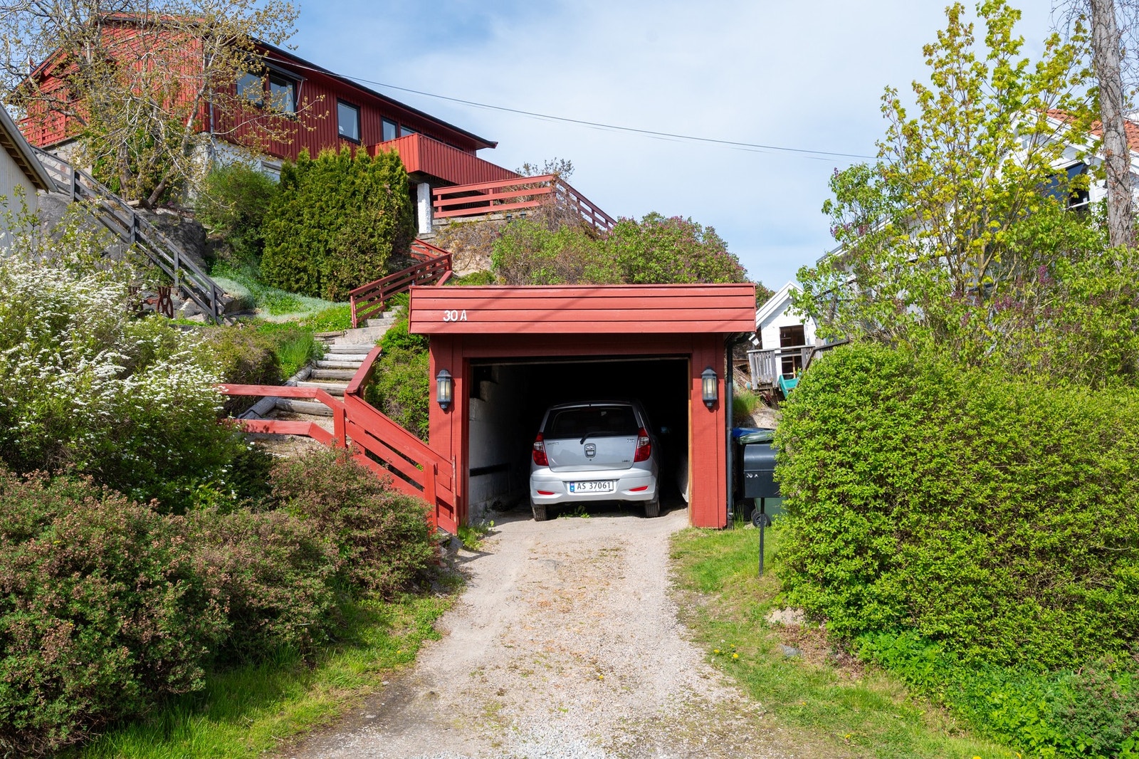 De er parkering i garasje. Galleribilde