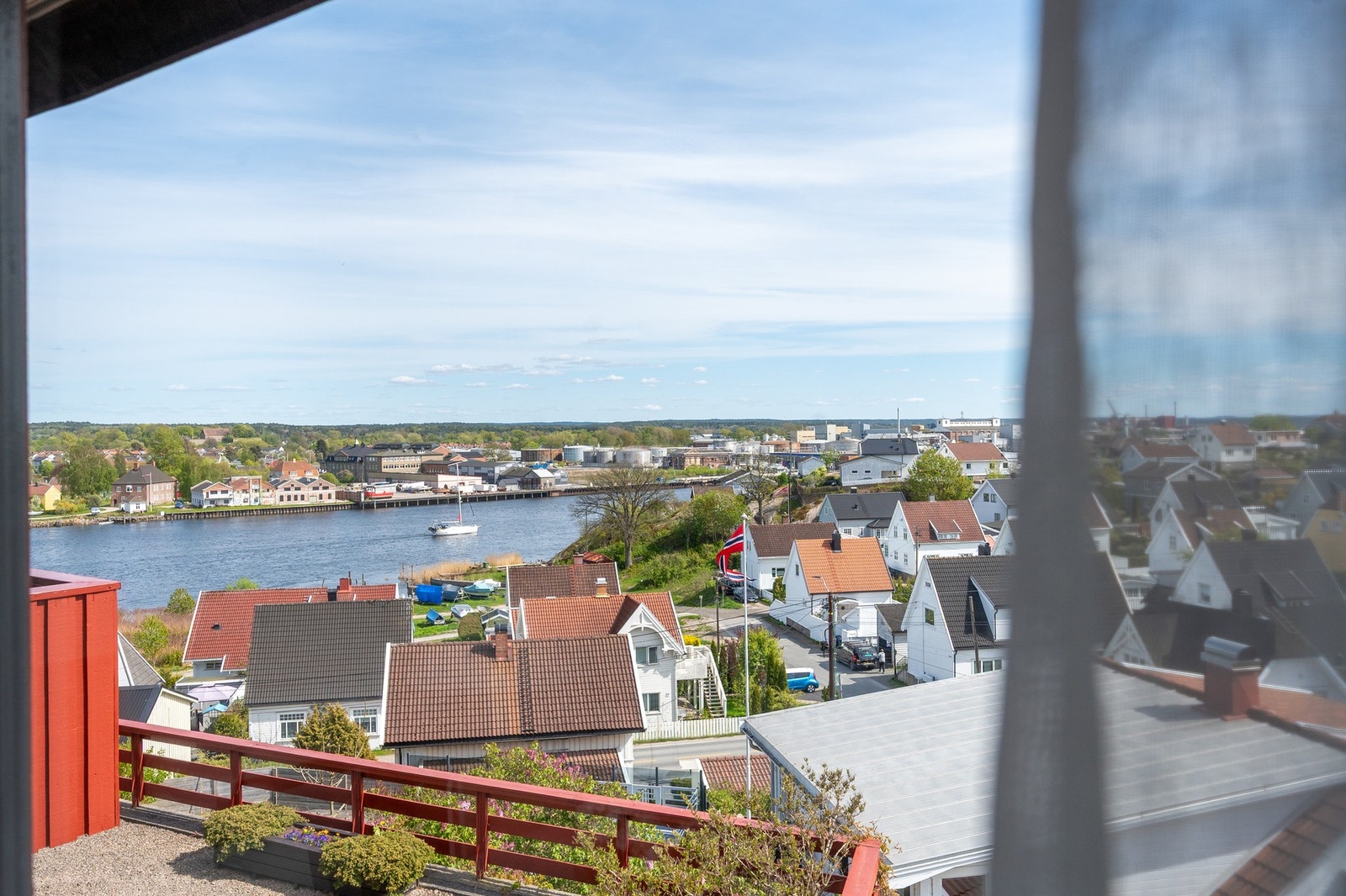 Fra vinduene på kjøkkenet er det like god utsikt som fra resten av huset. Galleribilde