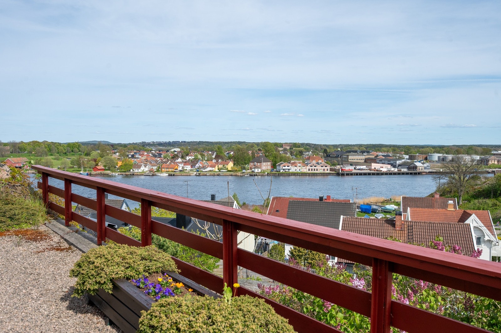 Det er flott utsikt ved boligens inngangsparti mot elven og Østsiden. Galleribilde