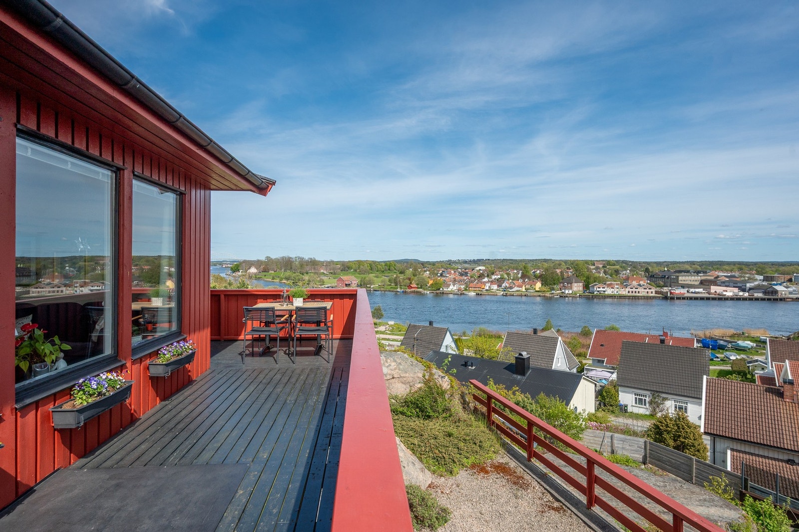 Fra huset har du fin utsikt til elven med båttrafikken som suser forbi ut til Hvaler-skjærgården. Galleribilde