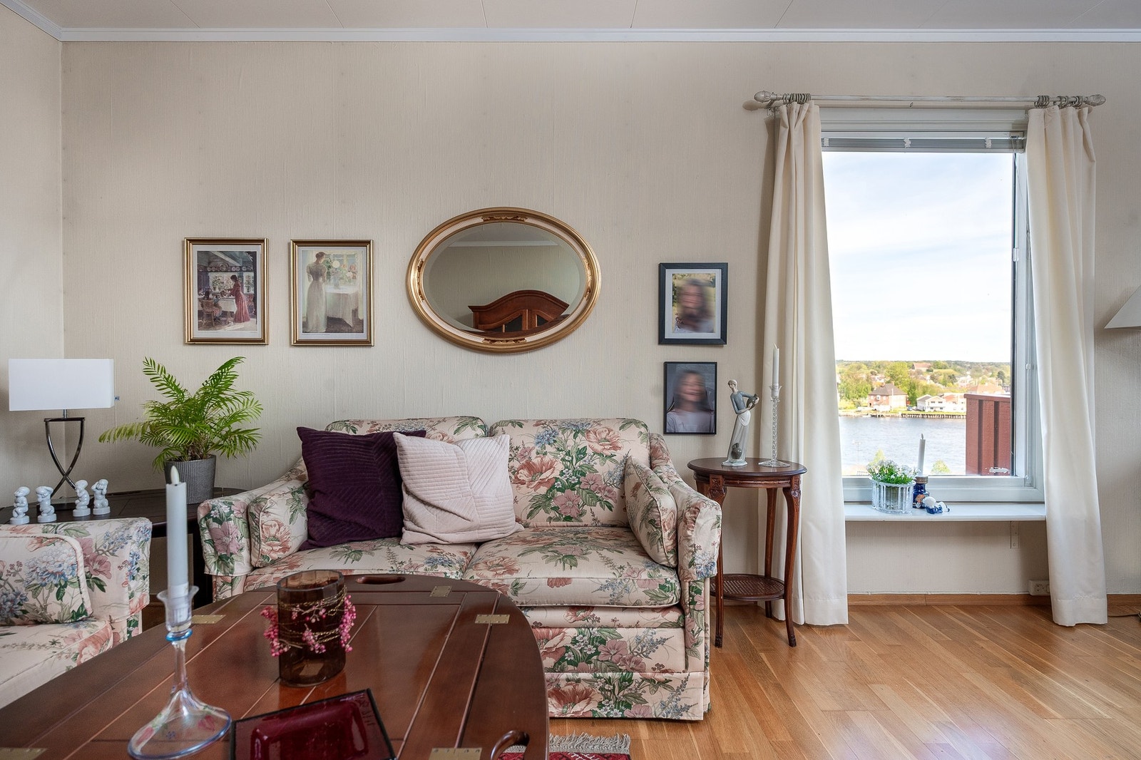 Fra dette vinduet ser du langt oppover i elven mot Fredrikstad-broen. Galleribilde