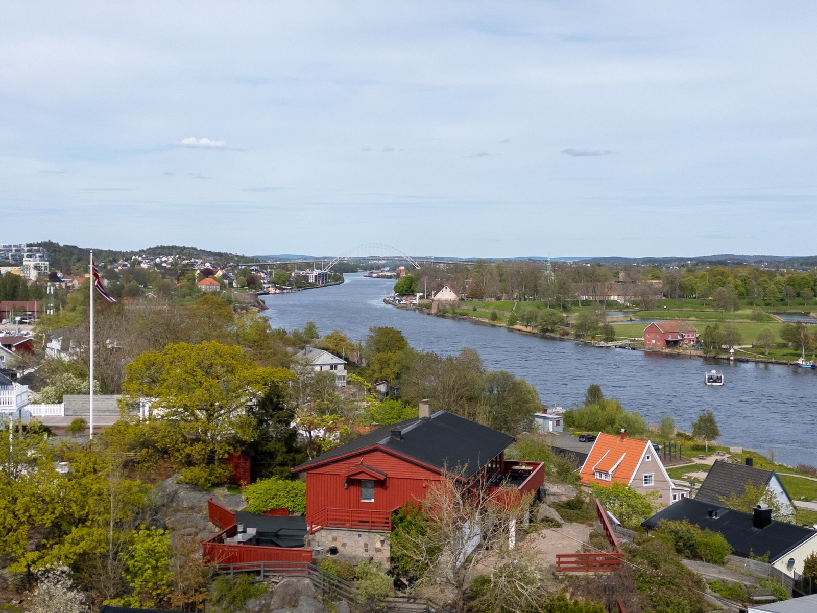 Eiendommen ligger sentralt på nordre Kråkerøy - et av Fredrikstads mest ettertraktede boligområder. Galleribilde