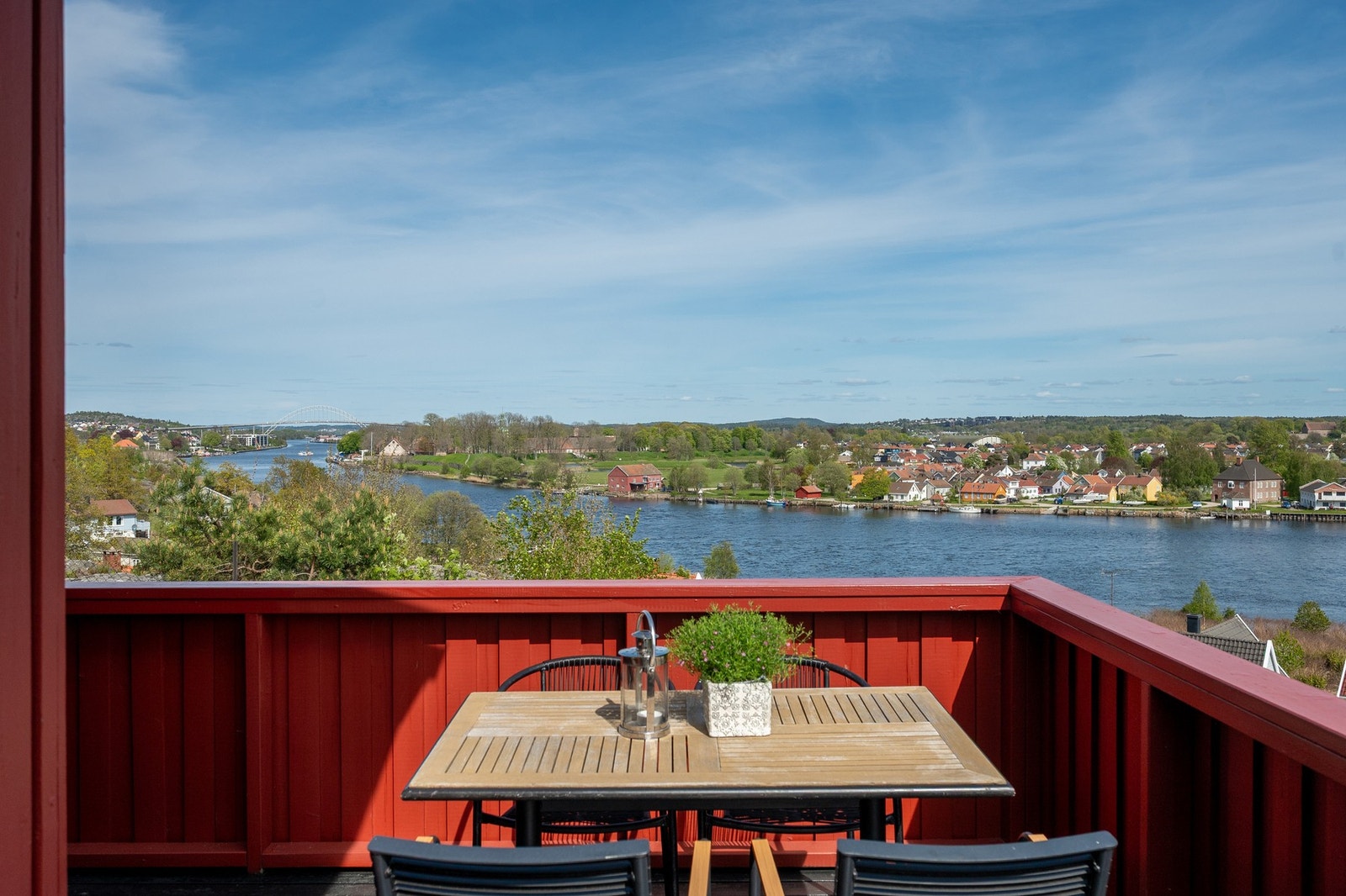 Boligen ligger på liten høyde ca. 2,5 km fra sentrum, med fine, solrike og usjenerte utplasser. Galleribilde