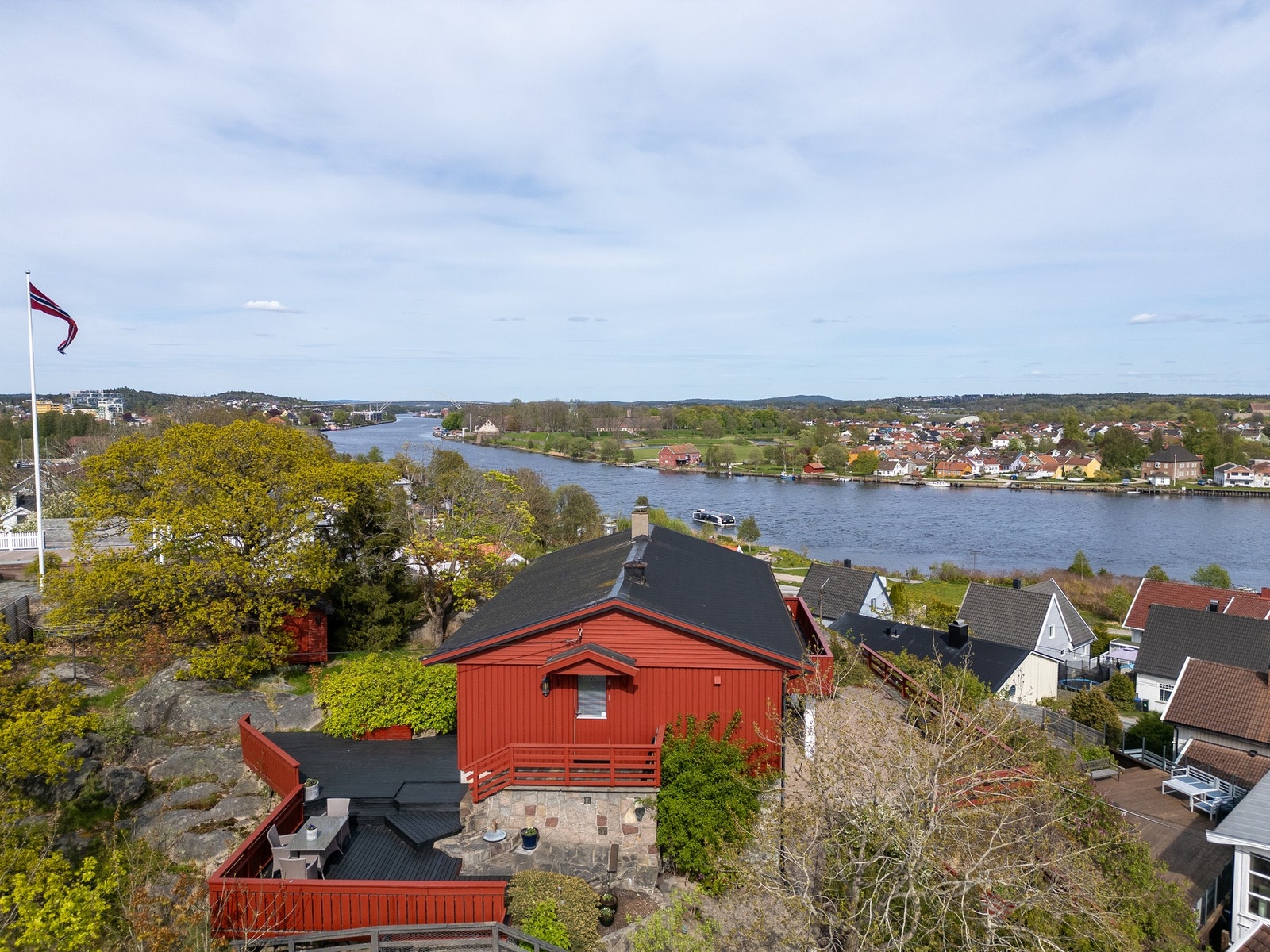 I Skogveien 30A bor du med storslagen utsikt til elven, Gamlebyen og nærområdet på nordre Kråkerøy. Galleribilde