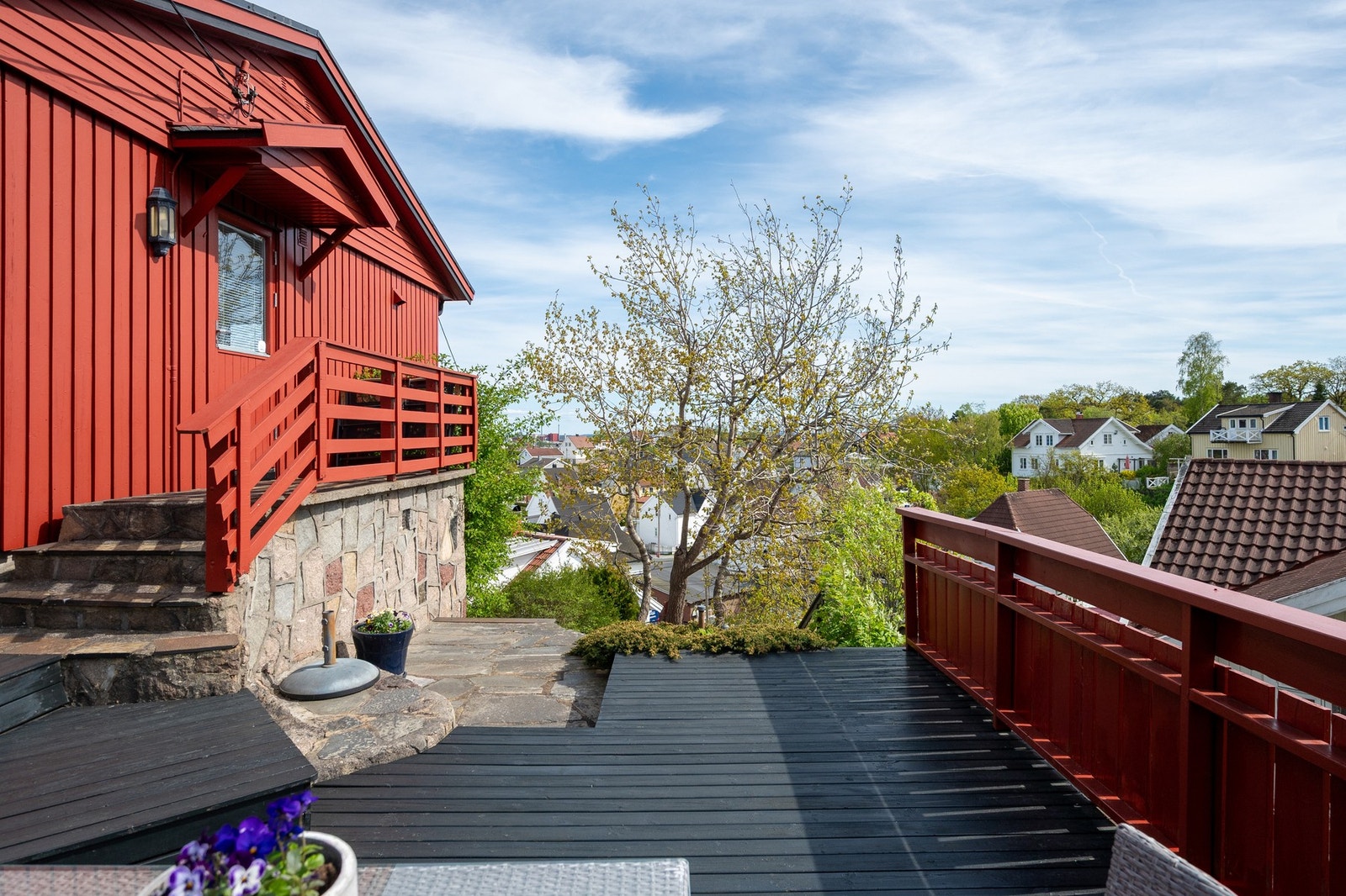 Boligen har flere fine og solfylte uteplasser. Galleribilde