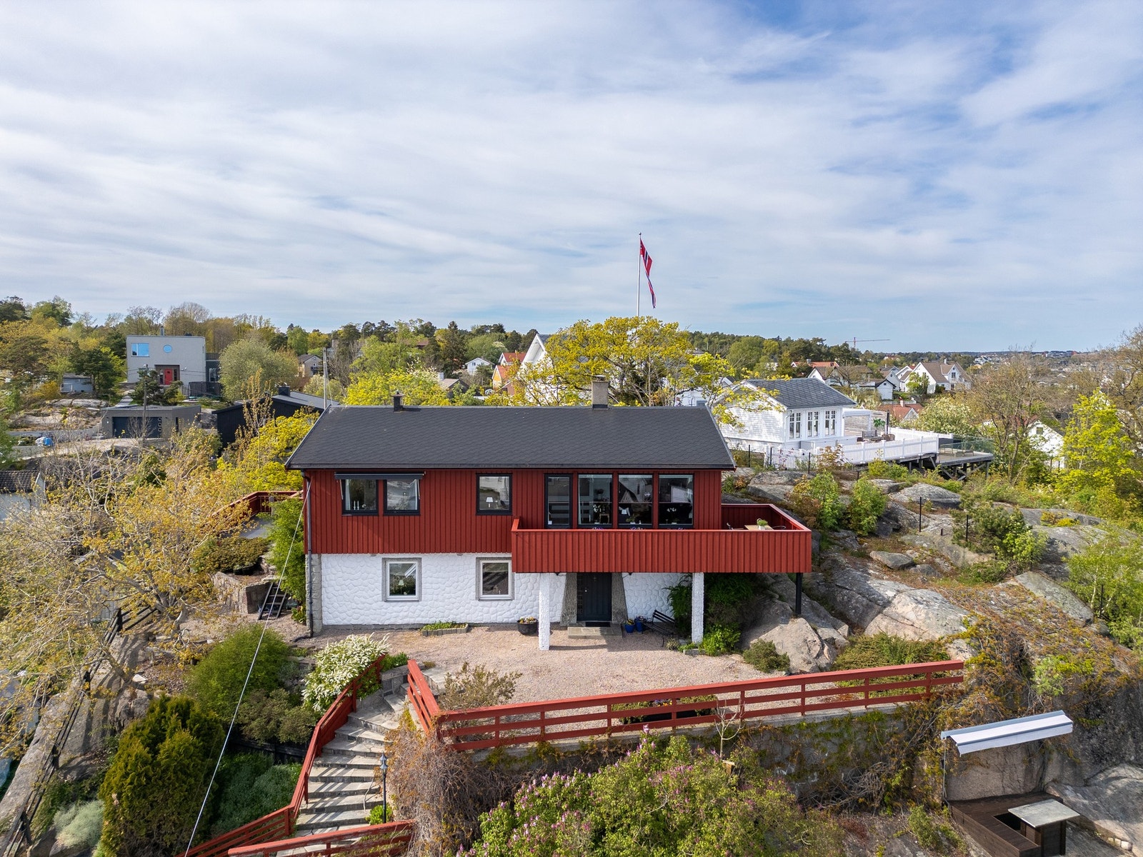 Huset er over to plan med inngang i 1. etasje. Galleribilde