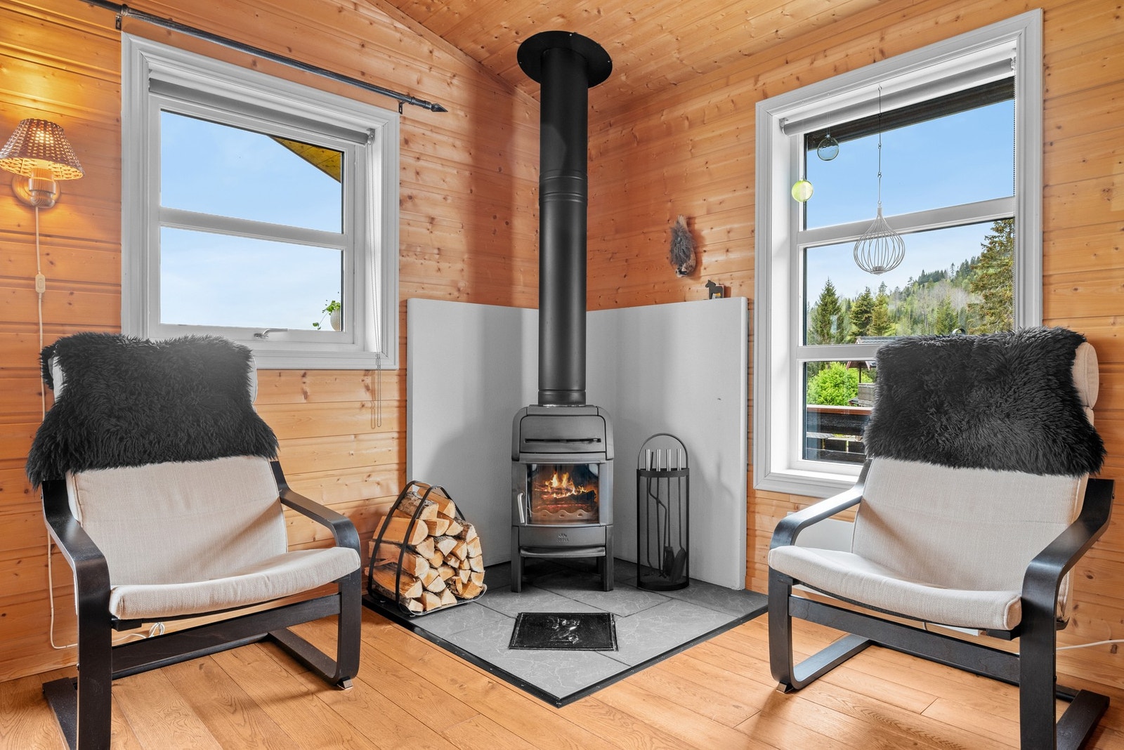 Man finner enkelt roen foran ildstedet. Galleribilde