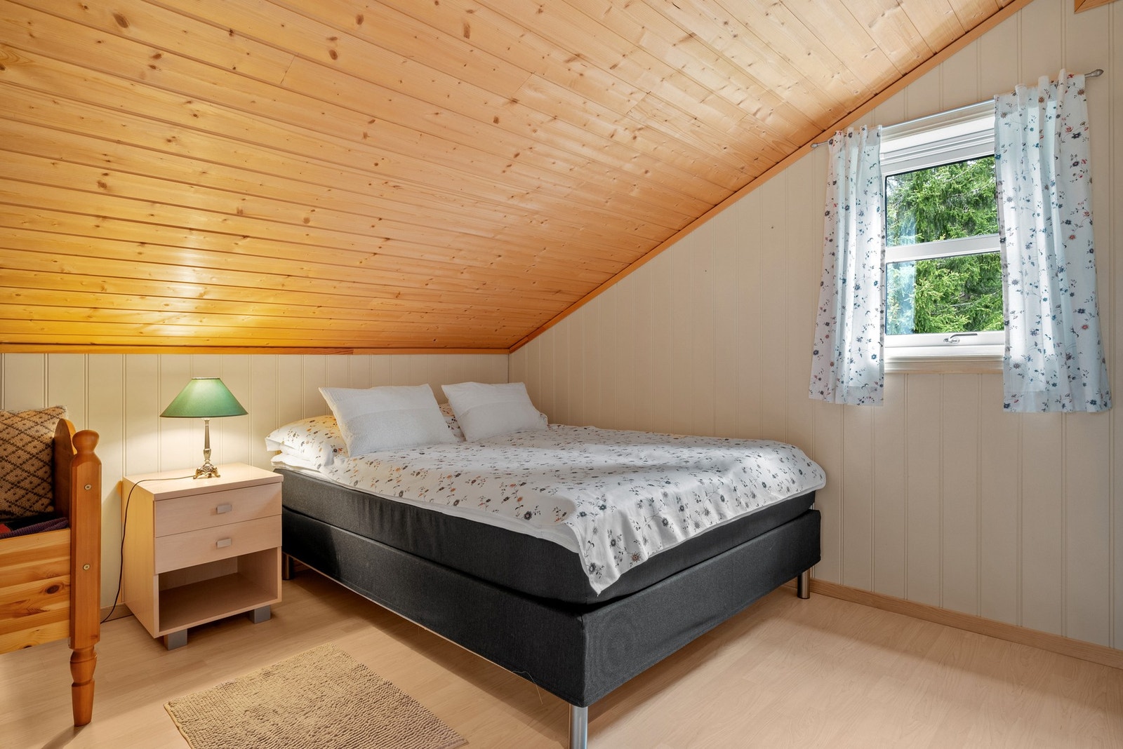 Hytta har tre soverom, fordelt med ett i første etasje og to i andre etasje. Galleribilde