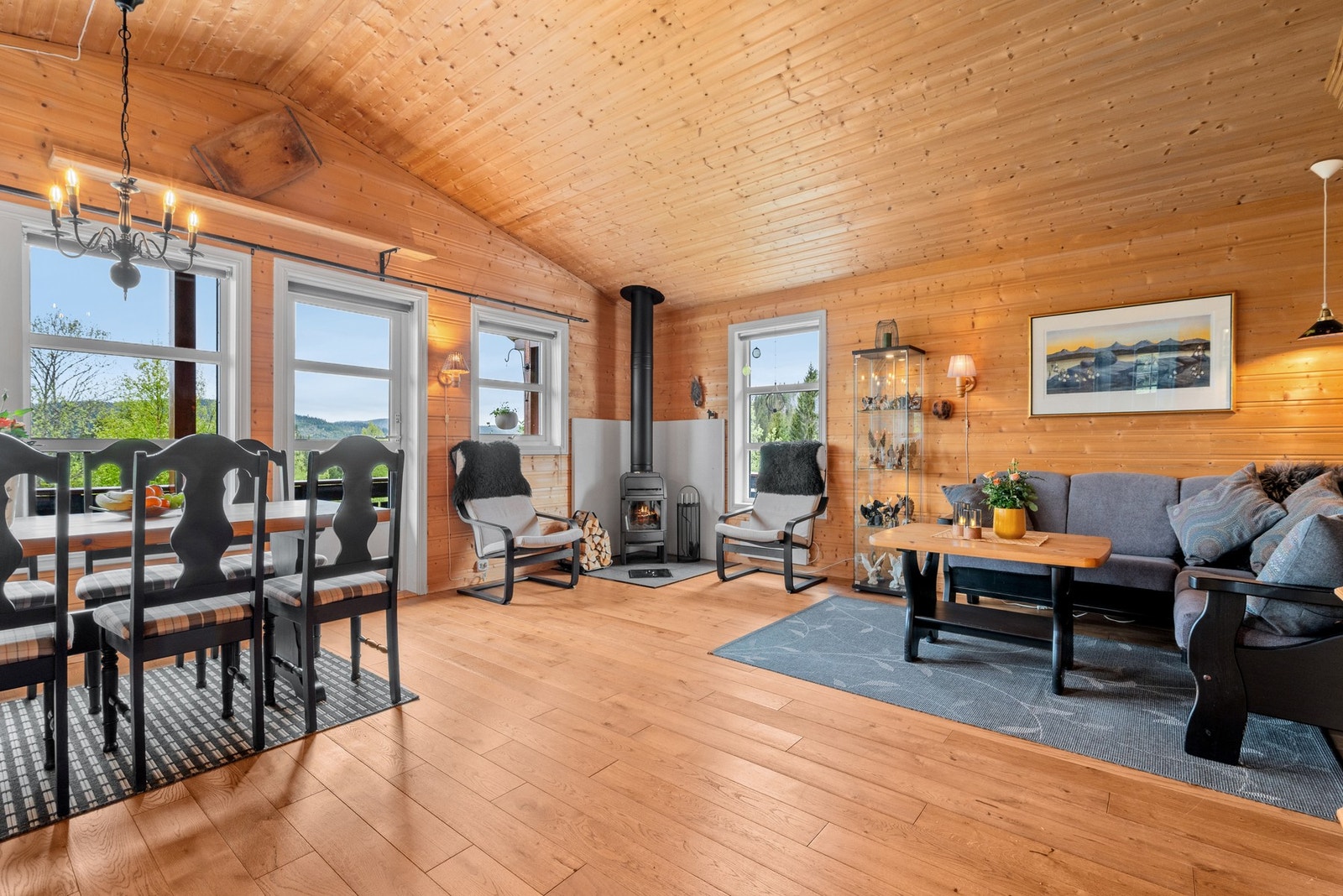 Etter en lang dag ute kan man komme inn for å finne varmen foran en vedovn i hovedstuen. Galleribilde